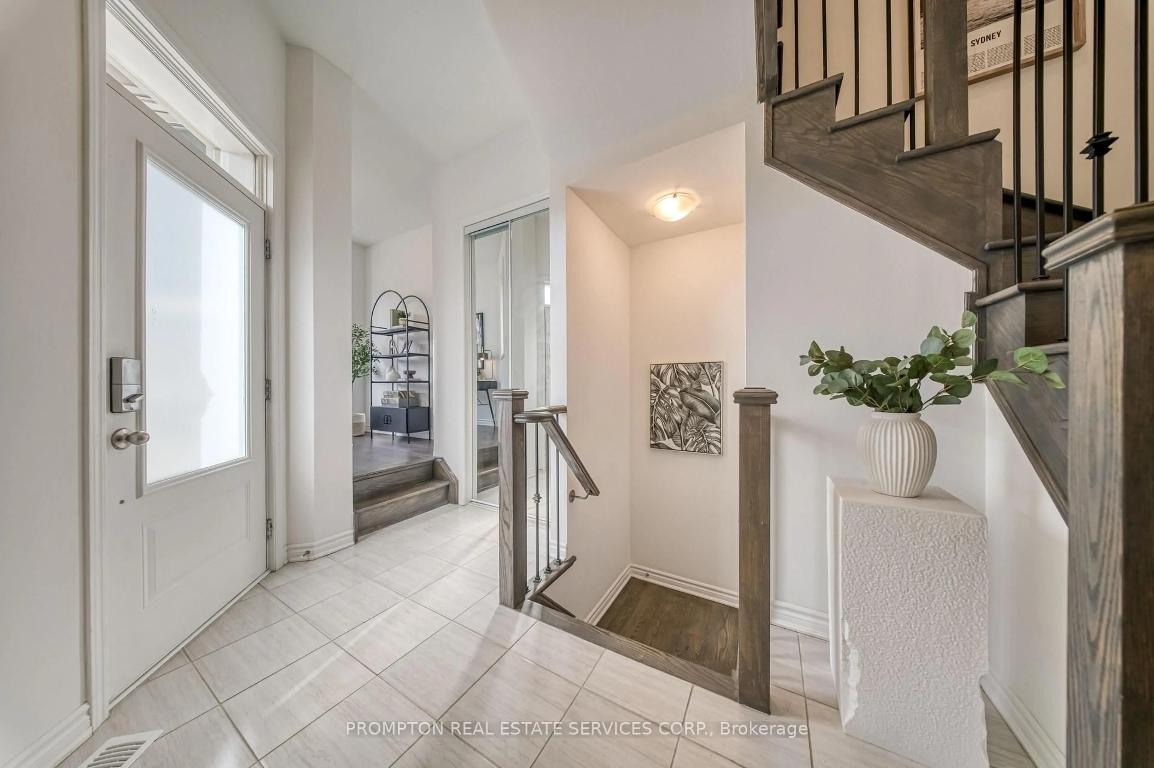 Indoor entryway for 16 Ness Dr, Richmond Hill Ontario L4S 0J9