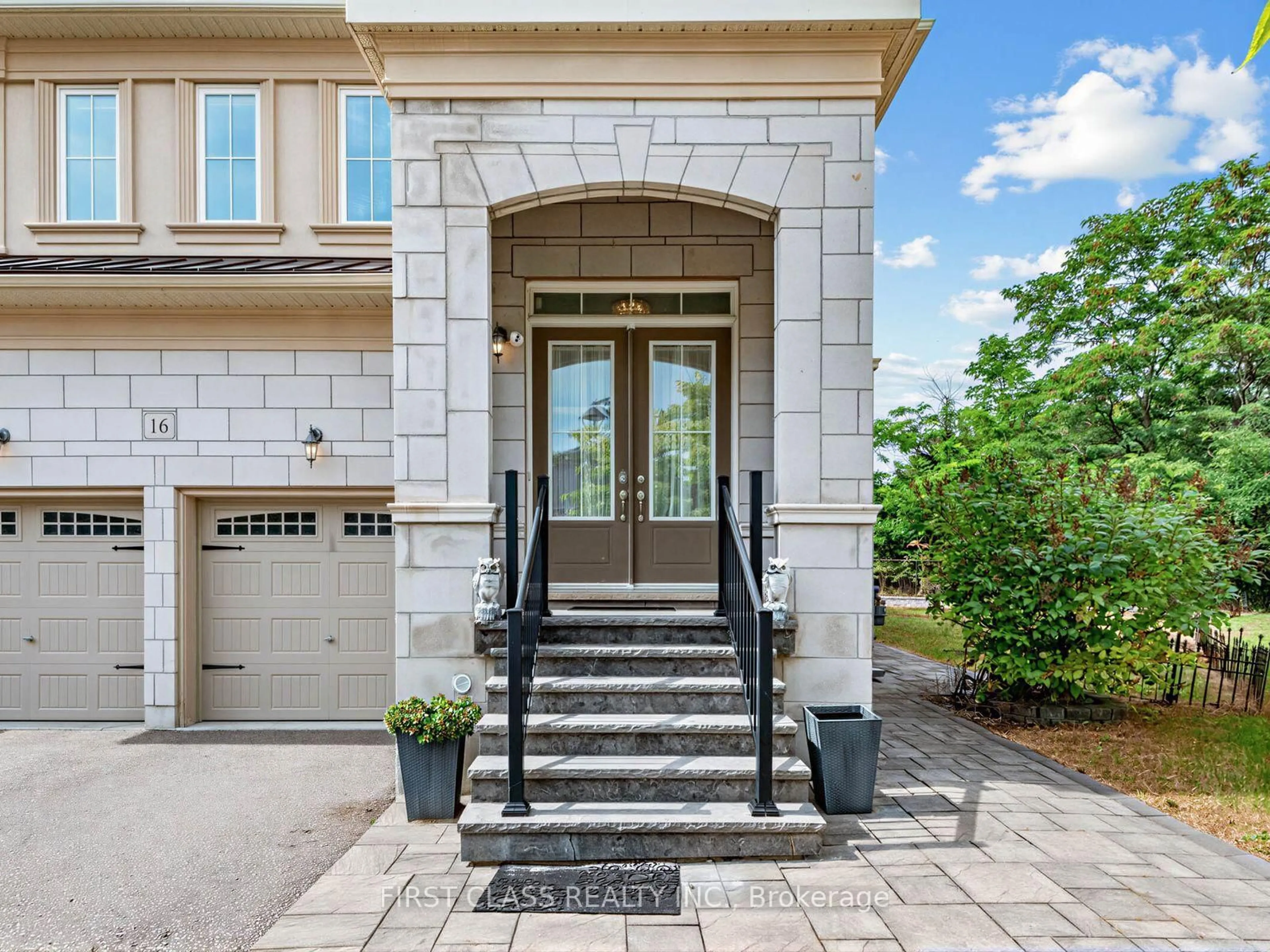Indoor entryway for 16 Macdonald Crt, Richmond Hill Ontario L4E 1E9