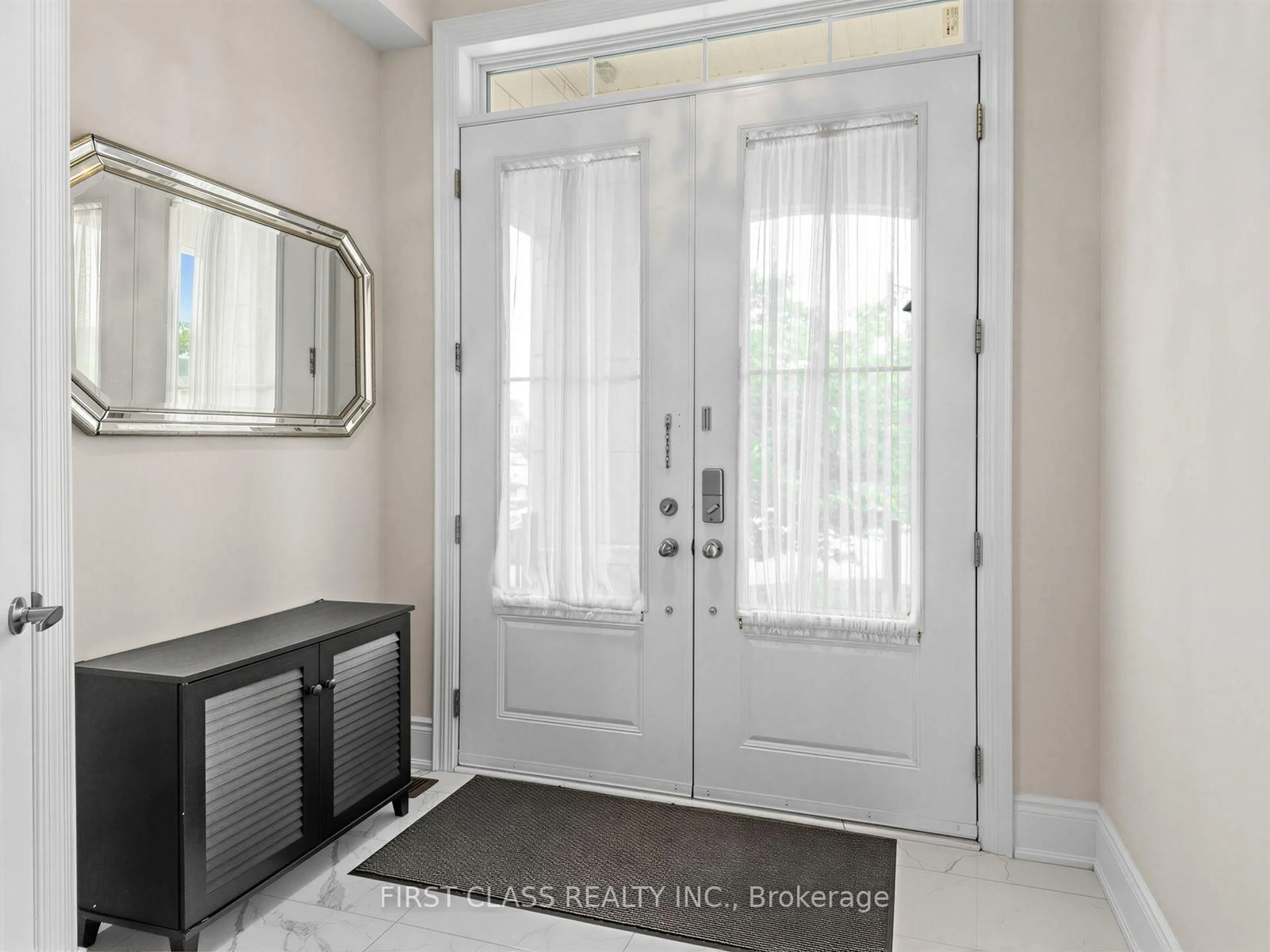 Indoor entryway for 16 Macdonald Crt, Richmond Hill Ontario L4E 1E9