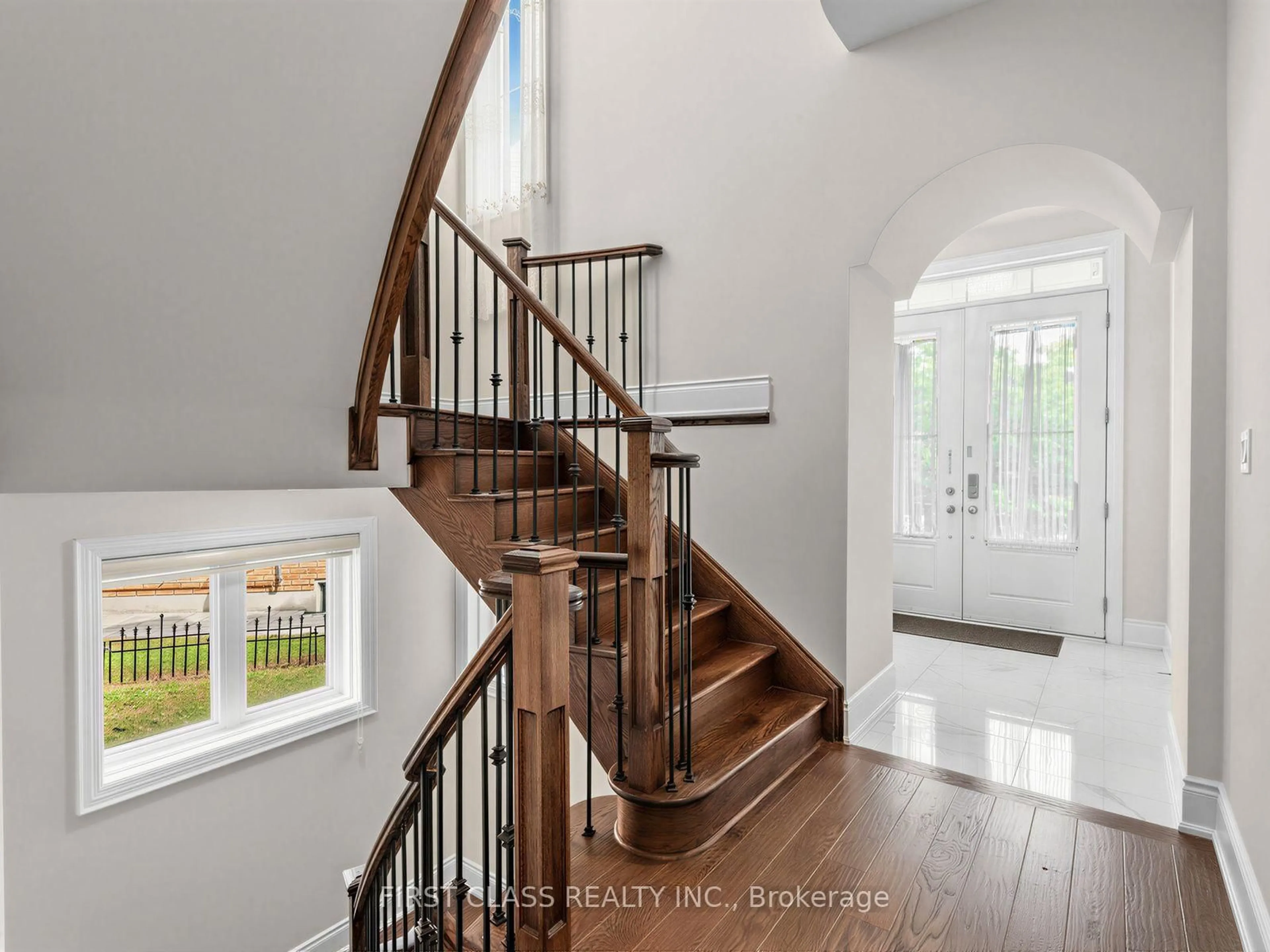 Indoor entryway for 16 Macdonald Crt, Richmond Hill Ontario L4E 1E9