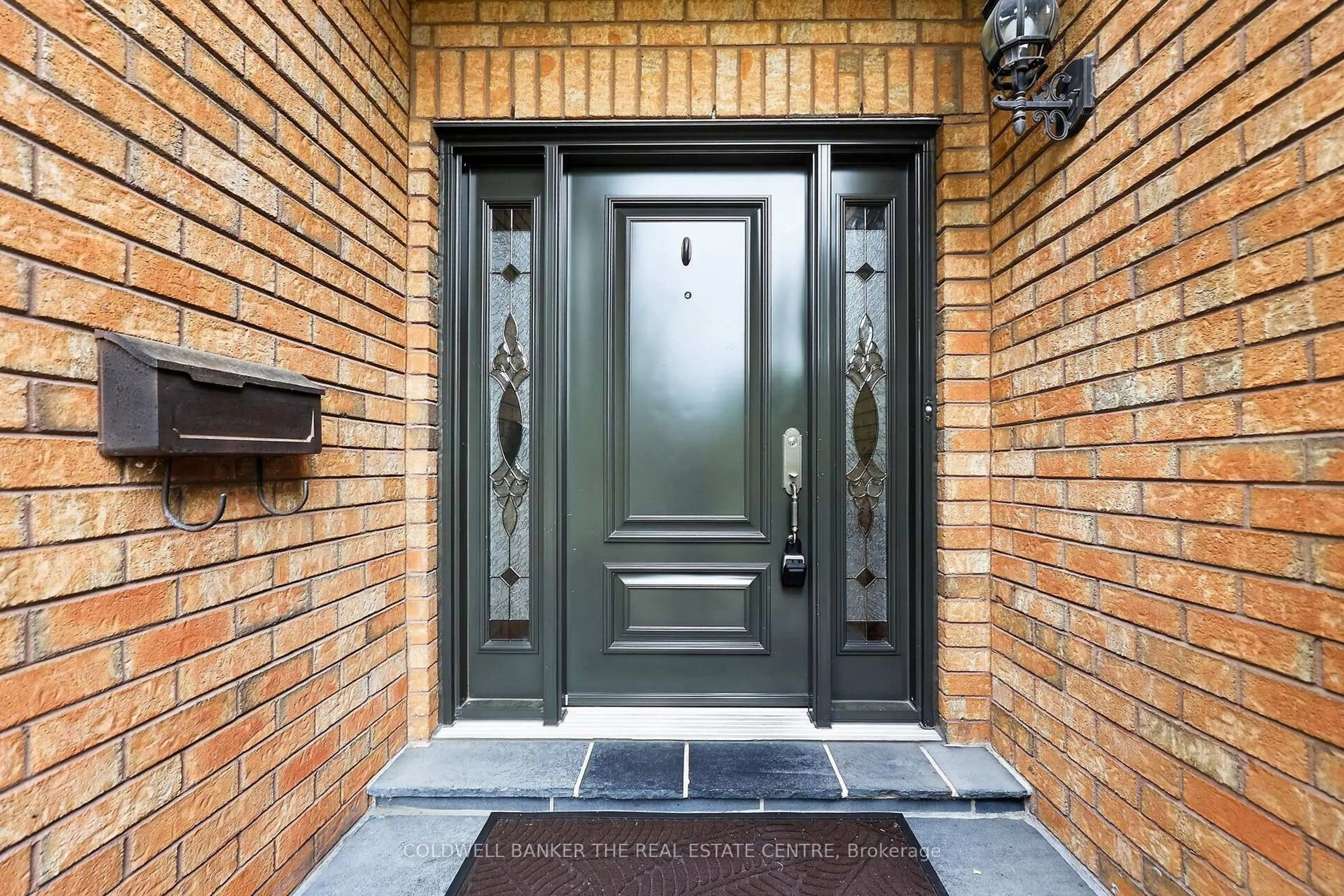 Indoor entryway for 274 Kirby Cres, Newmarket Ontario L3X 1H4