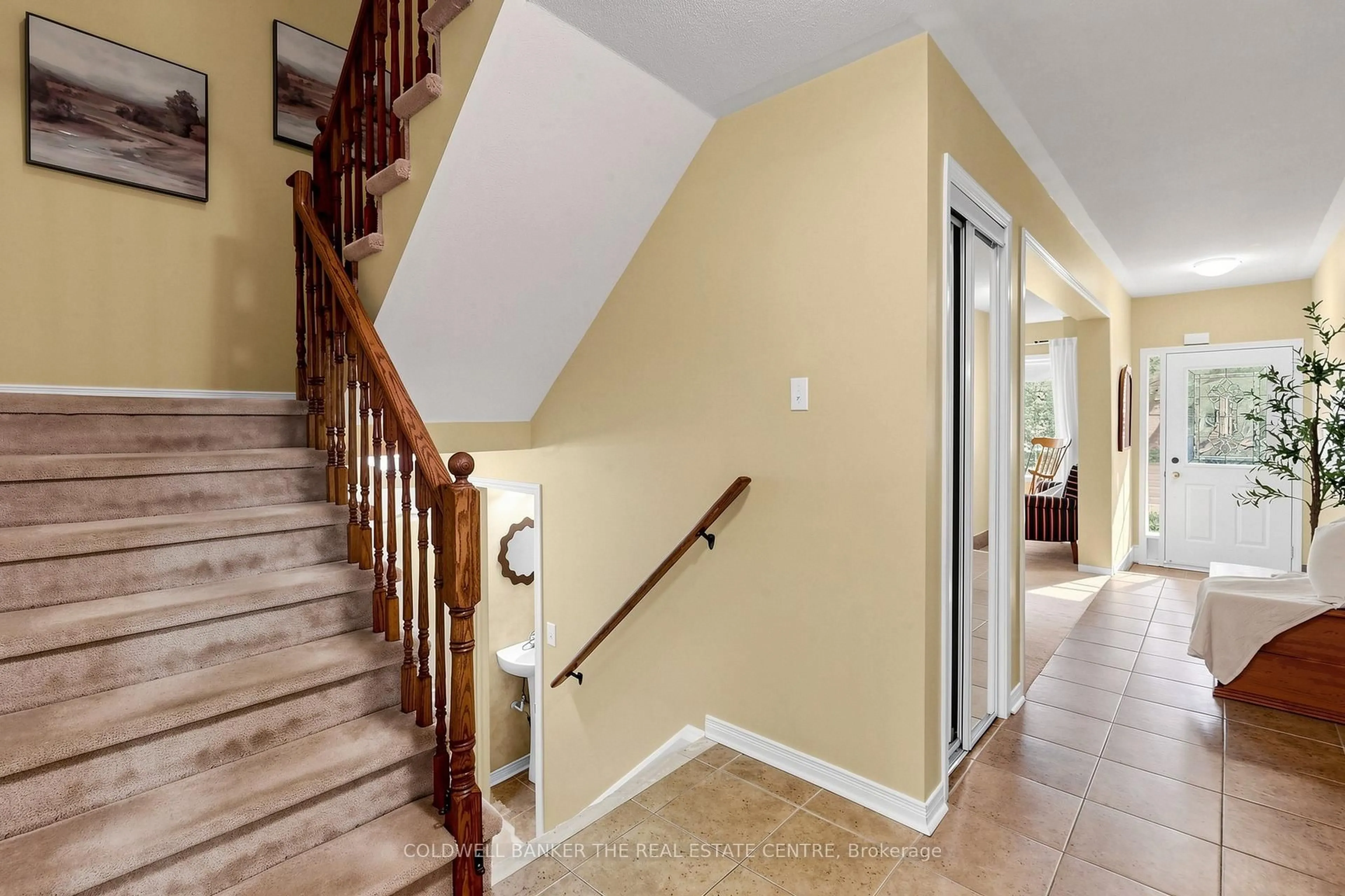 Indoor entryway for 260 Flagstone Way, Newmarket Ontario L3X 2Y1
