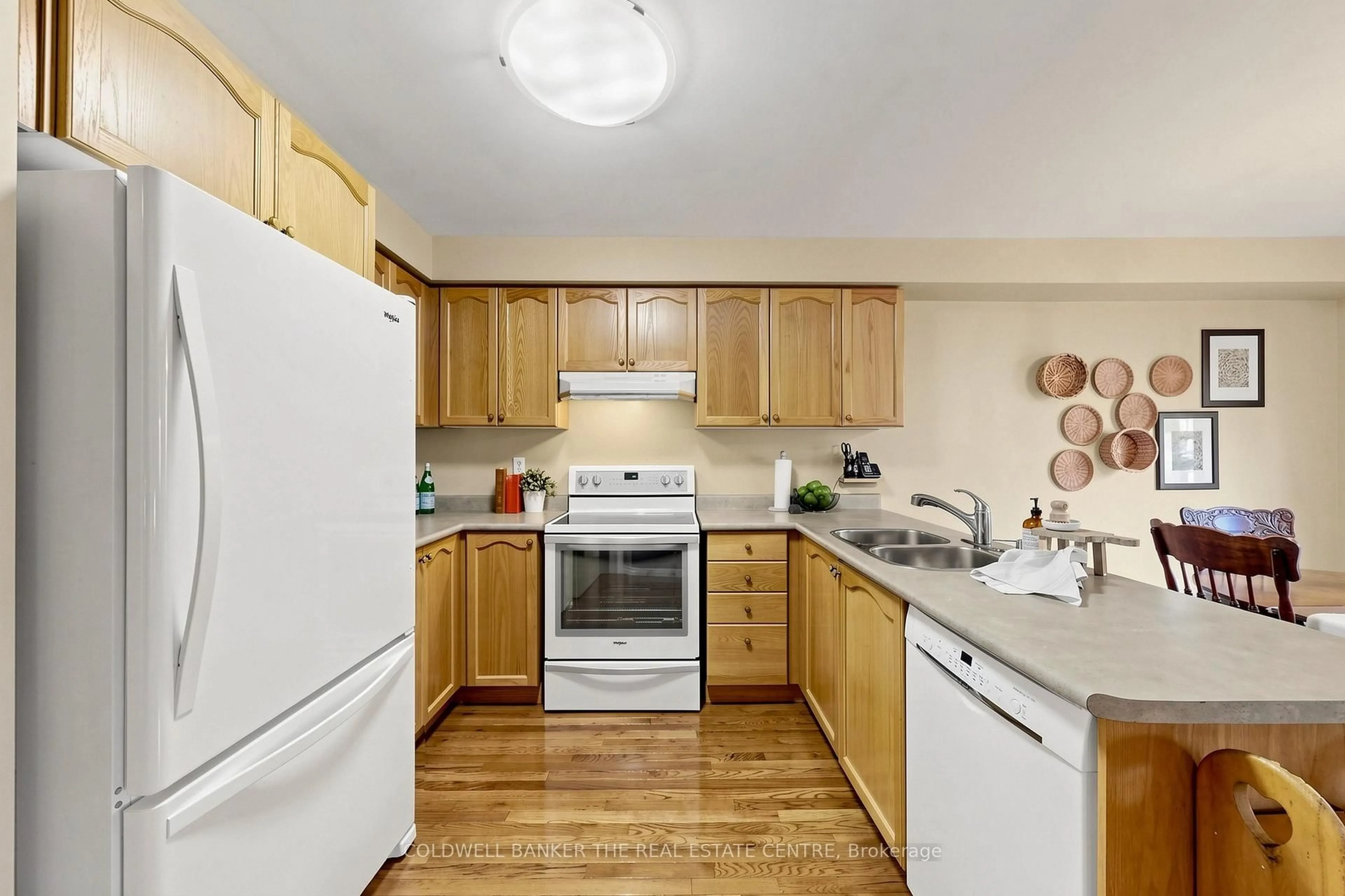 Standard kitchen, unknown for 260 Flagstone Way, Newmarket Ontario L3X 2Y1