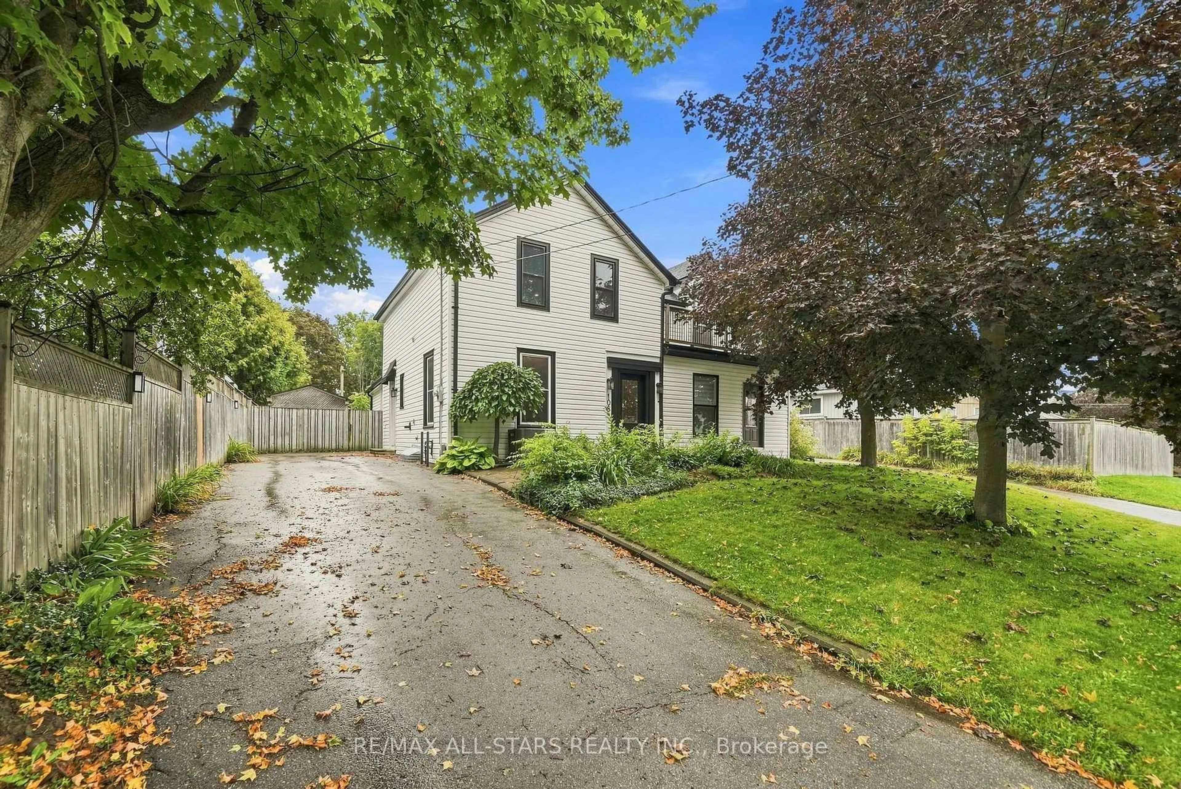 A pic from outside/outdoor area/front of a property/back of a property/a pic from drone, street for 108 Mechanic St, Uxbridge Ontario L9P 1G8