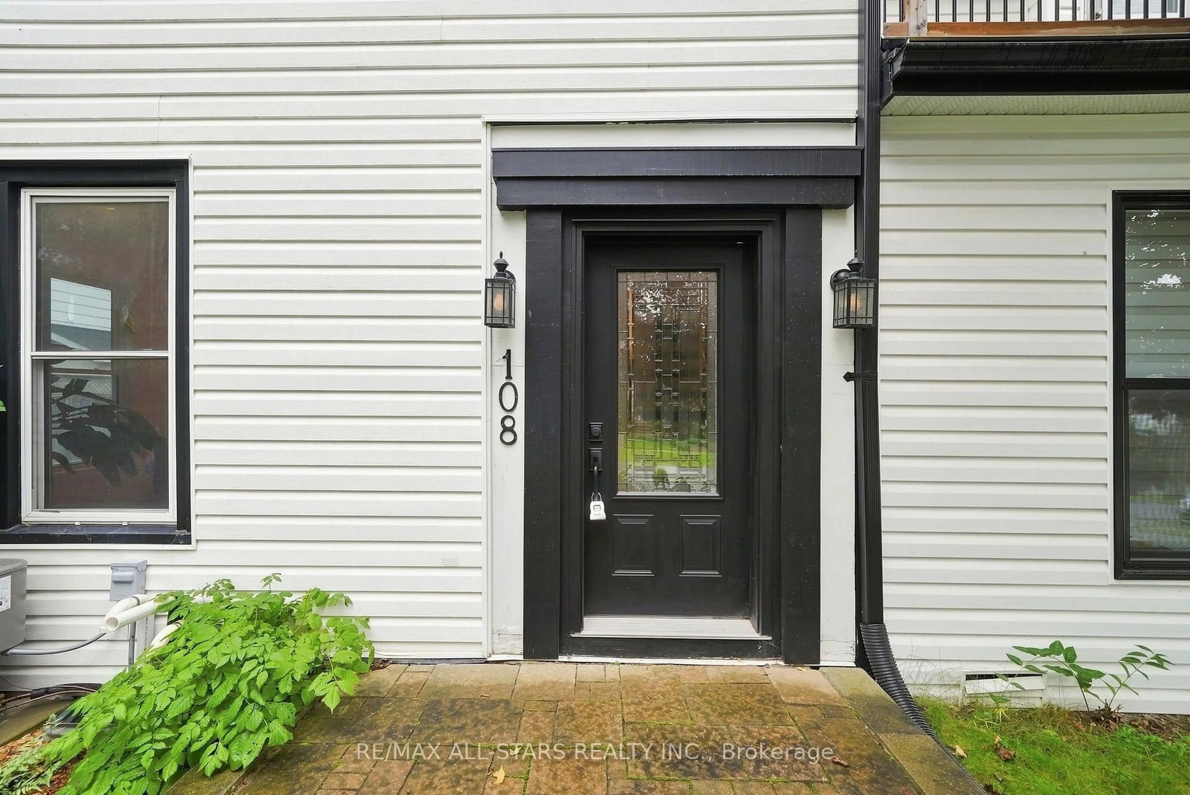 Indoor entryway for 108 Mechanic St, Uxbridge Ontario L9P 1G8