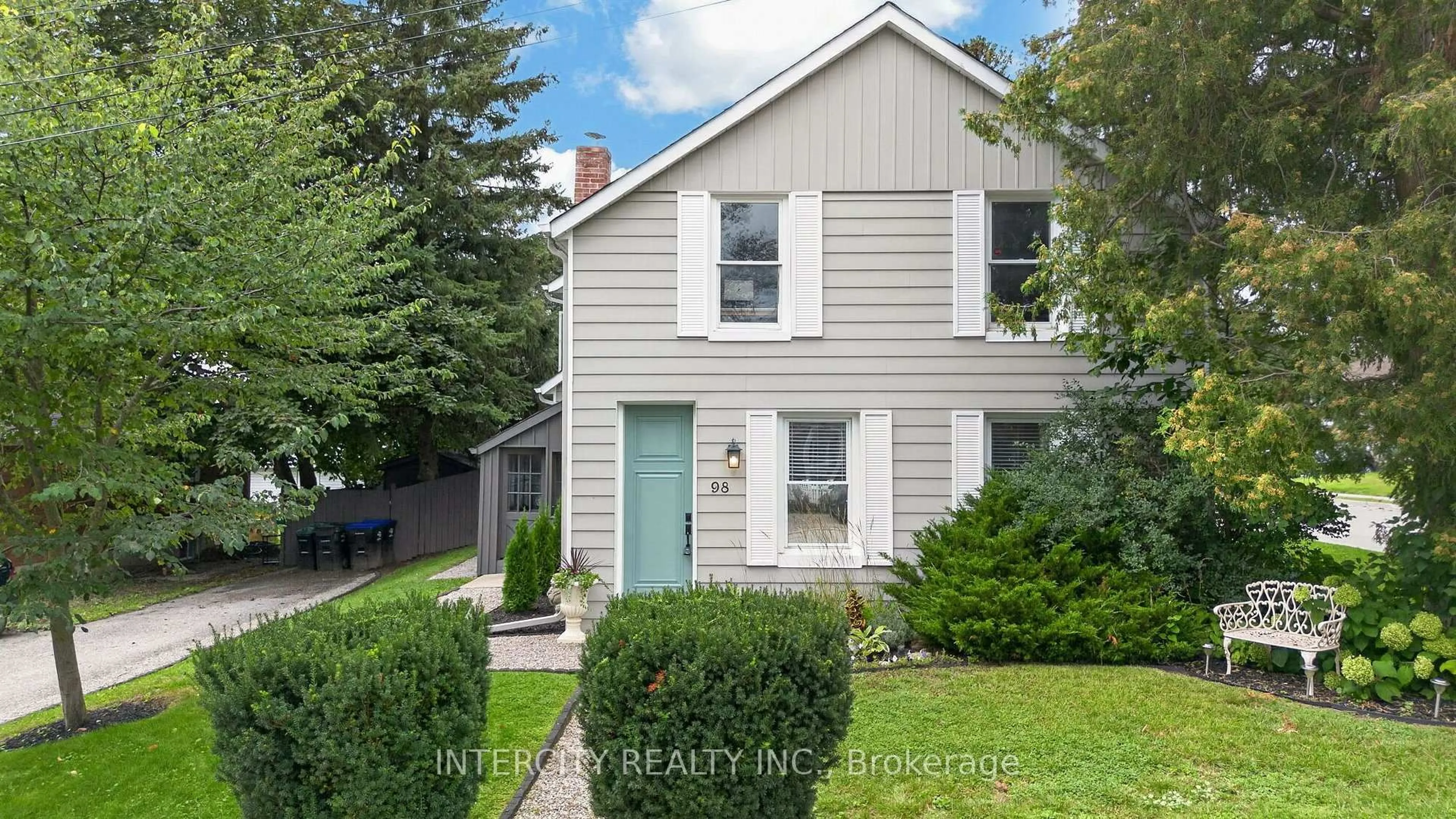 Home with vinyl exterior material, street for 98 Essa St, Bradford West Gwillimbury Ontario L3Z 1P4