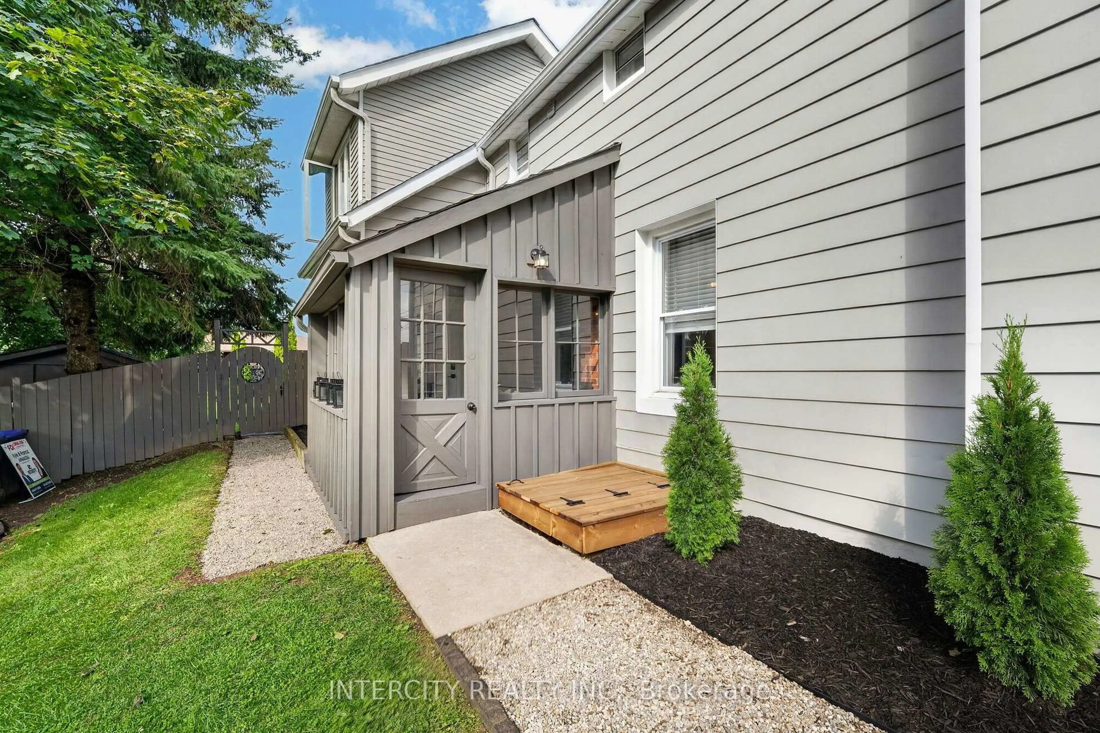 Unknown for 98 Essa St, Bradford West Gwillimbury Ontario L3Z 1P4