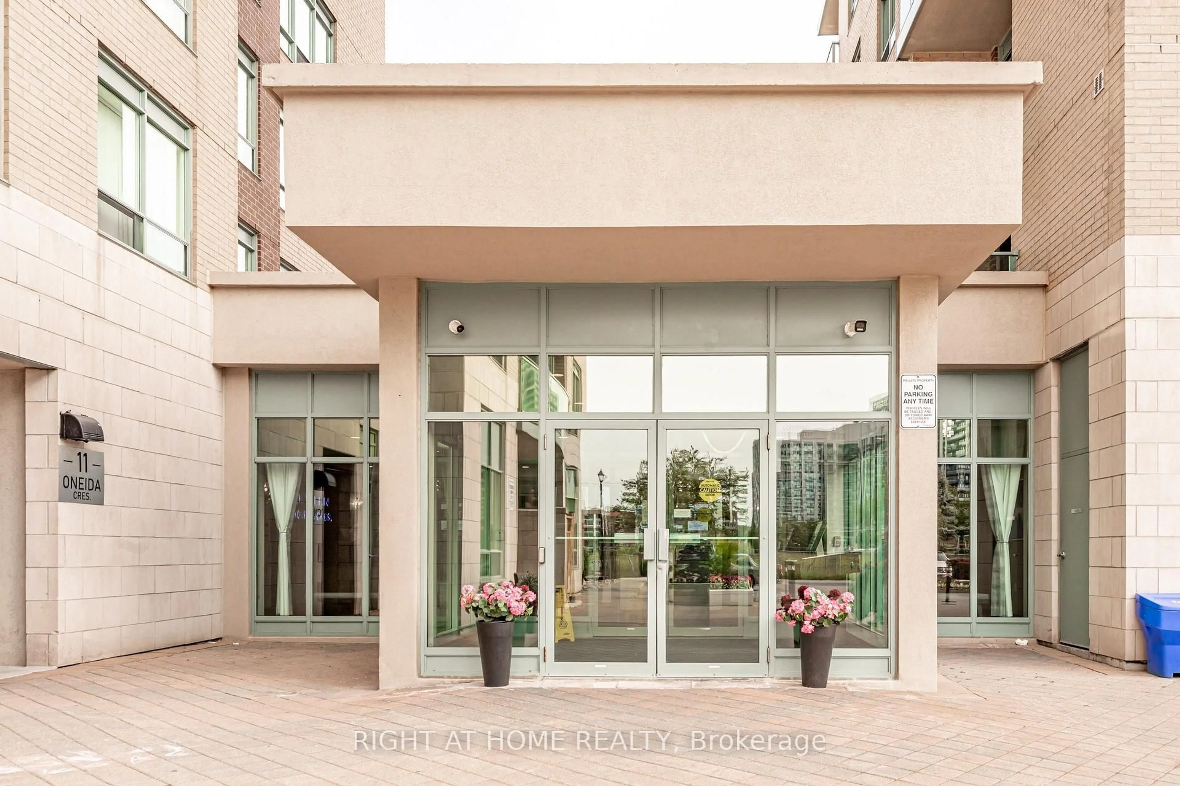 Indoor foyer for 23 Oneida Cres #1010, Richmond Hill Ontario L4B 0A2
