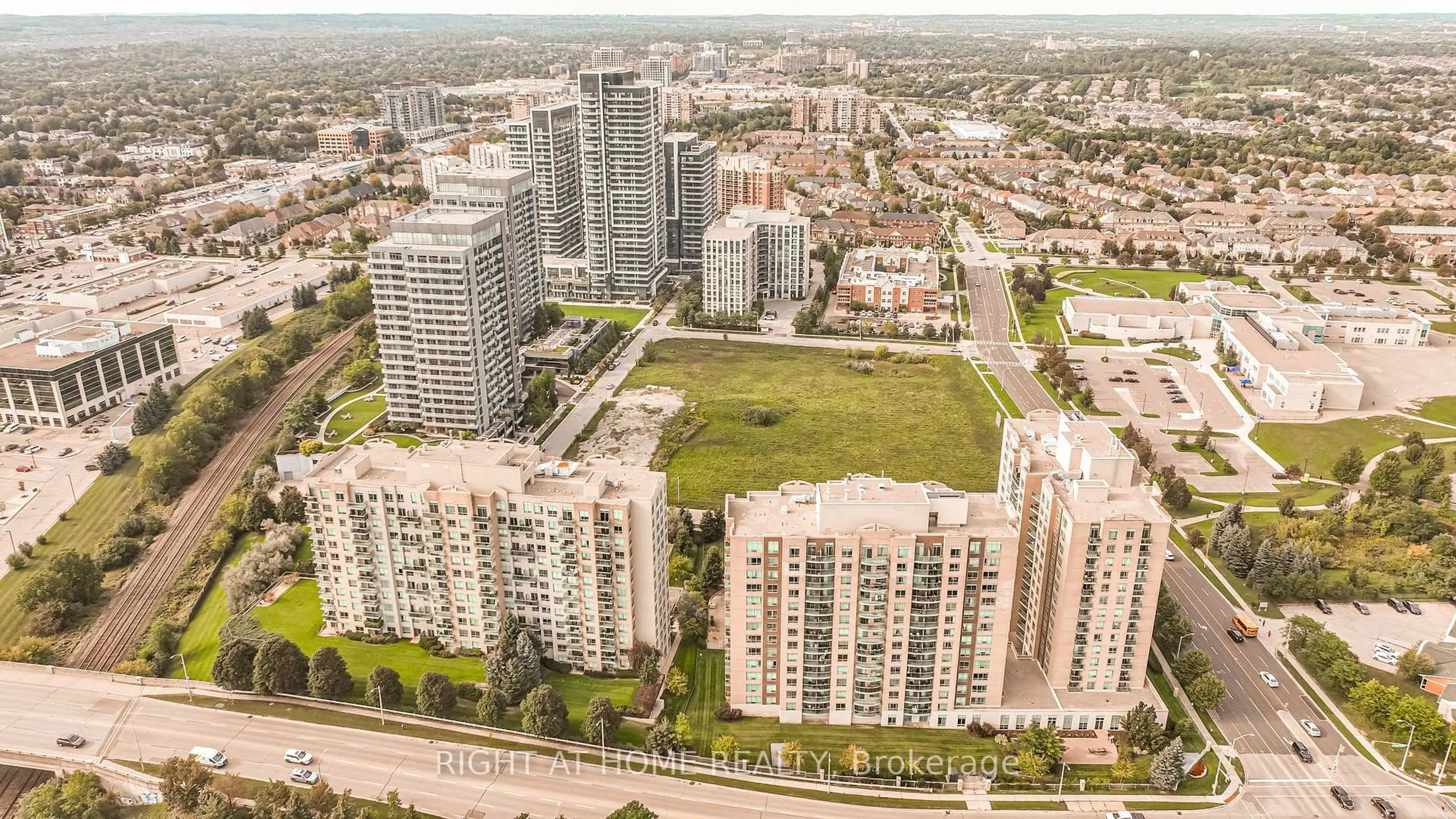 A pic from outside/outdoor area/front of a property/back of a property/a pic from drone, city buildings view from balcony for 23 Oneida Cres #1010, Richmond Hill Ontario L4B 0A2