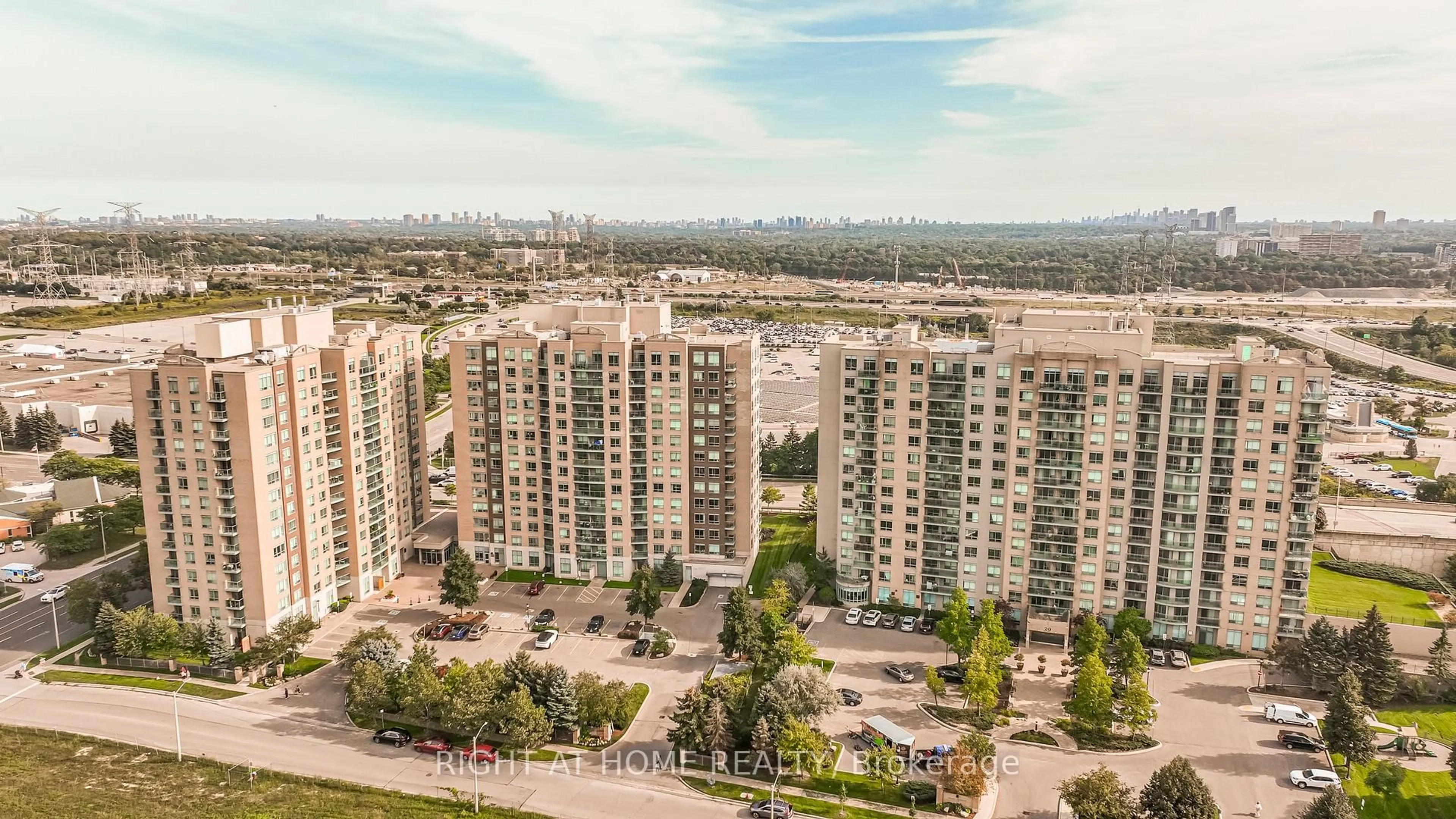 A pic from outside/outdoor area/front of a property/back of a property/a pic from drone, city buildings view from balcony for 23 Oneida Cres #1010, Richmond Hill Ontario L4B 0A2