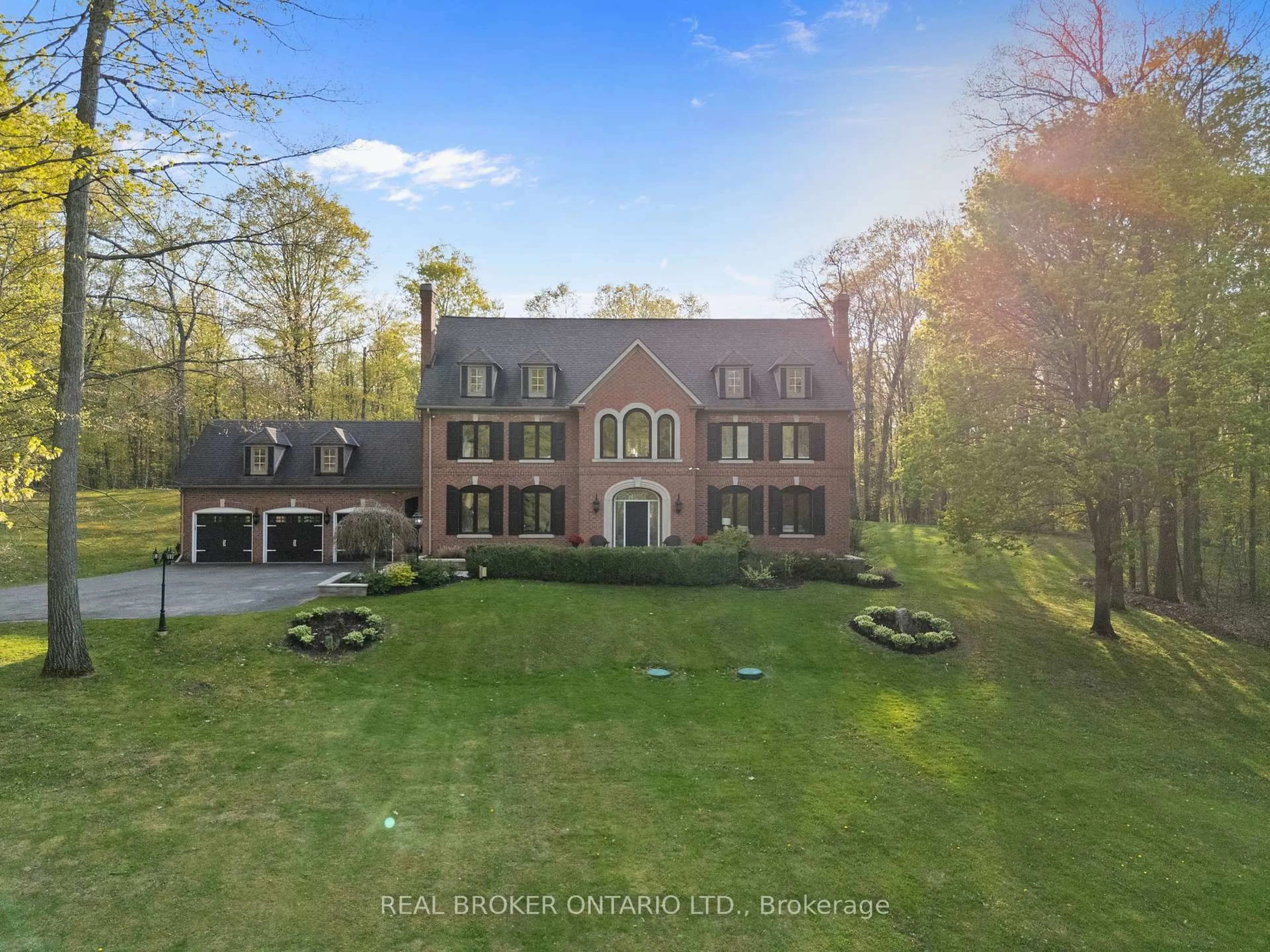 A pic from outside/outdoor area/front of a property/back of a property/a pic from drone, unknown for 10 Oakview Pl, Uxbridge Ontario L9P 0L1