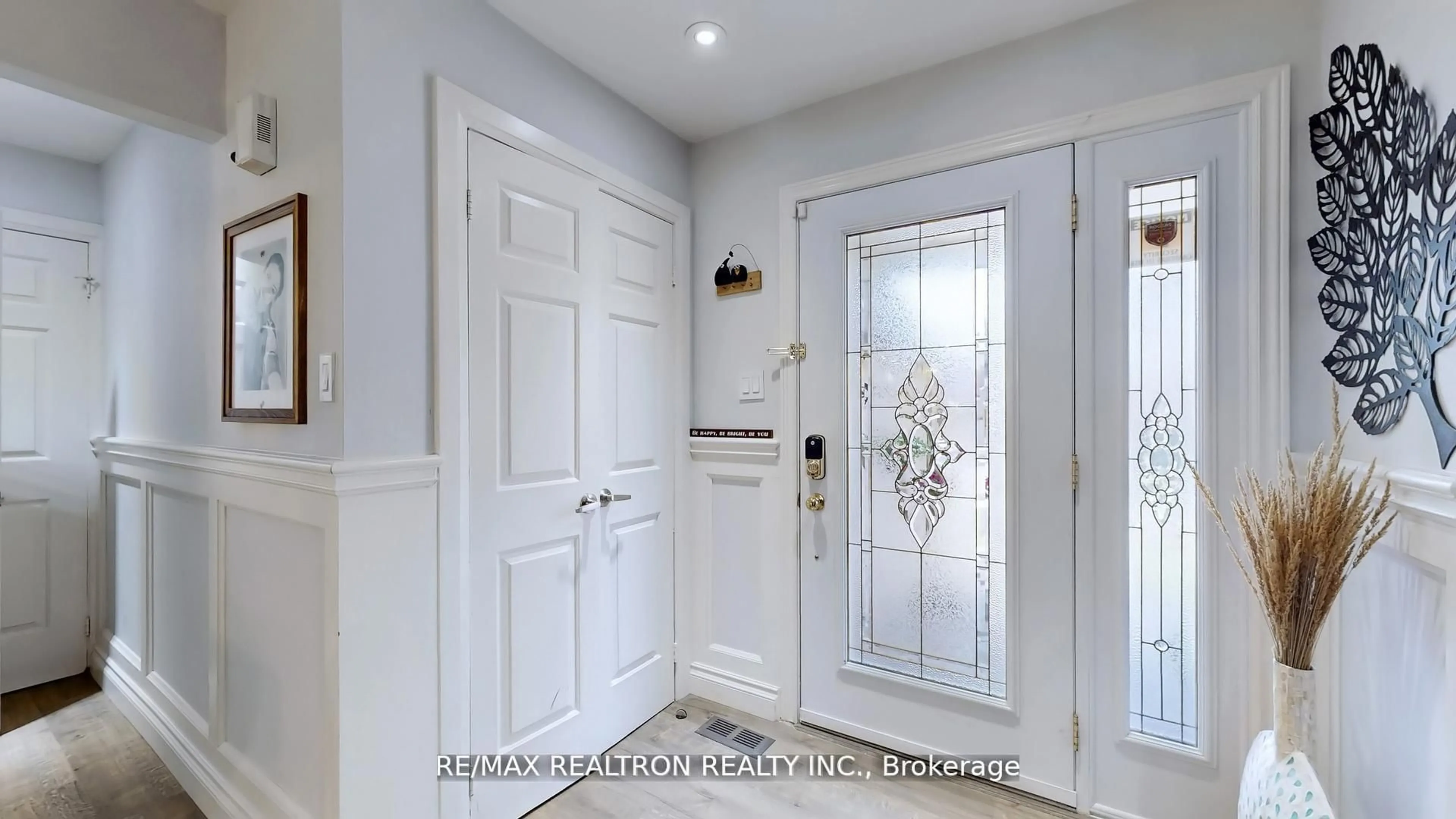 Indoor entryway for 200 Mccaffrey Rd, Newmarket Ontario L4J 1V9