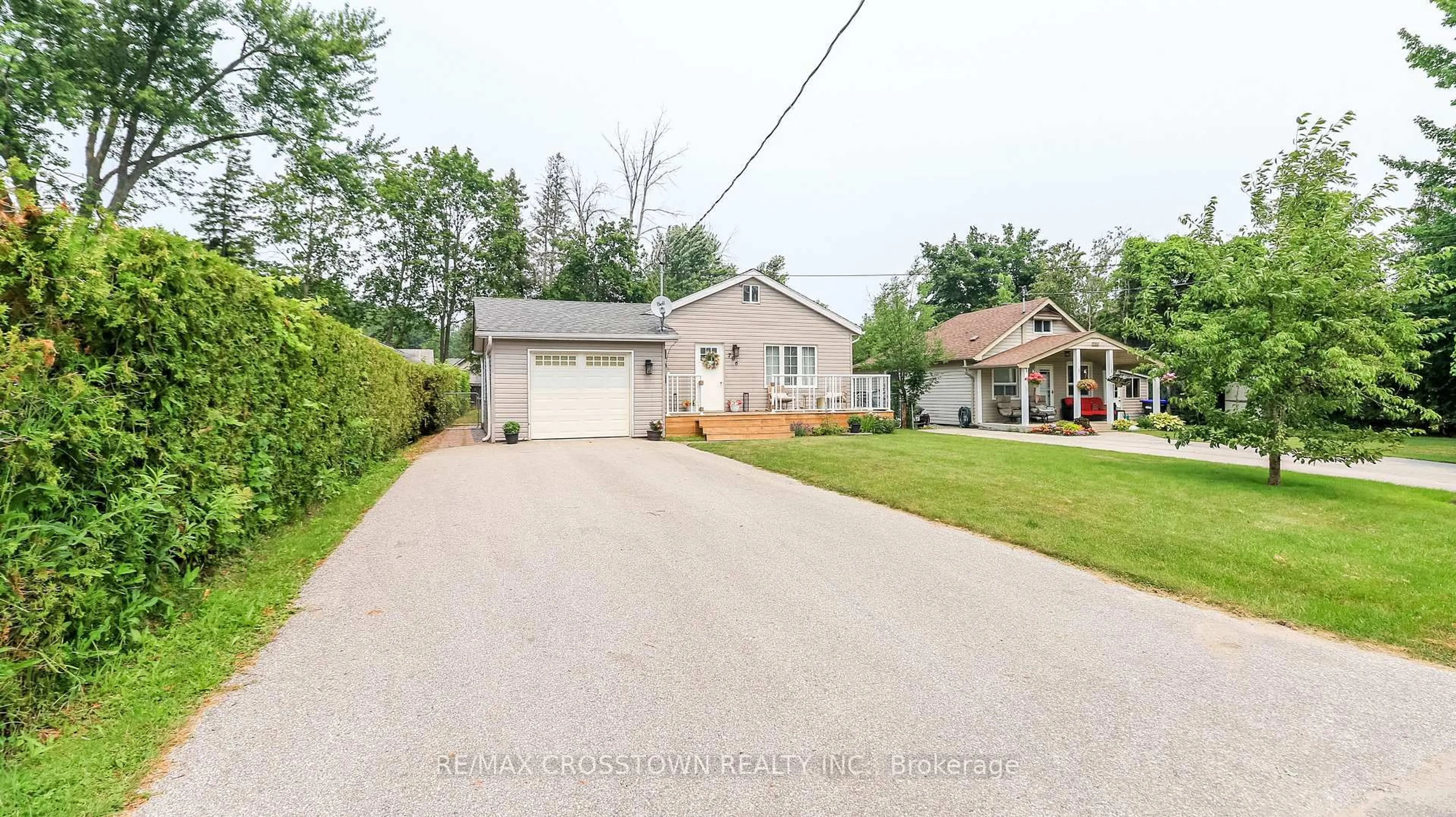 A pic from outside/outdoor area/front of a property/back of a property/a pic from drone, street for 706 Reid St, Innisfil Ontario L9S 2E9