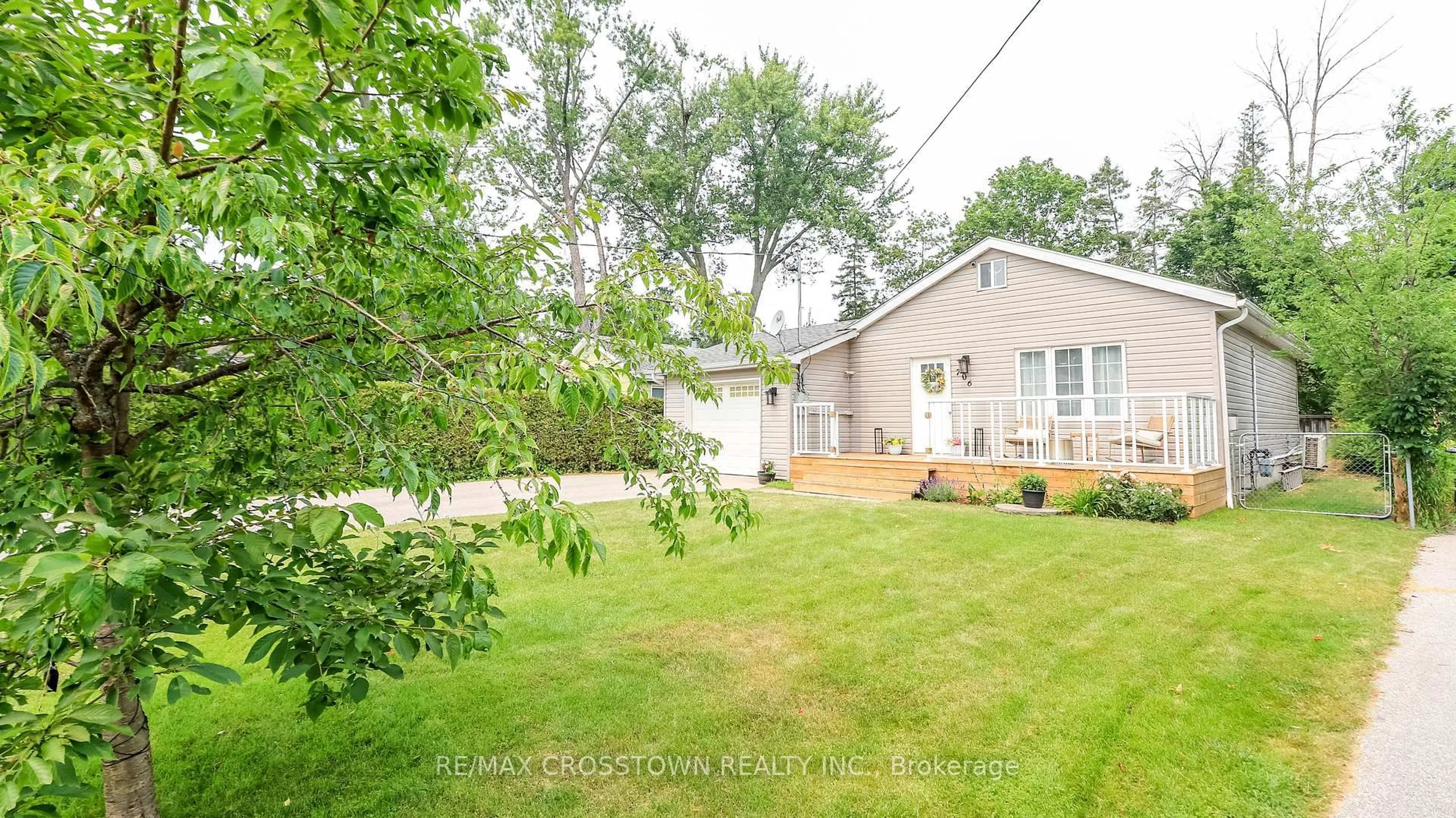 A pic from outside/outdoor area/front of a property/back of a property/a pic from drone, street for 706 Reid St, Innisfil Ontario L9S 2E9