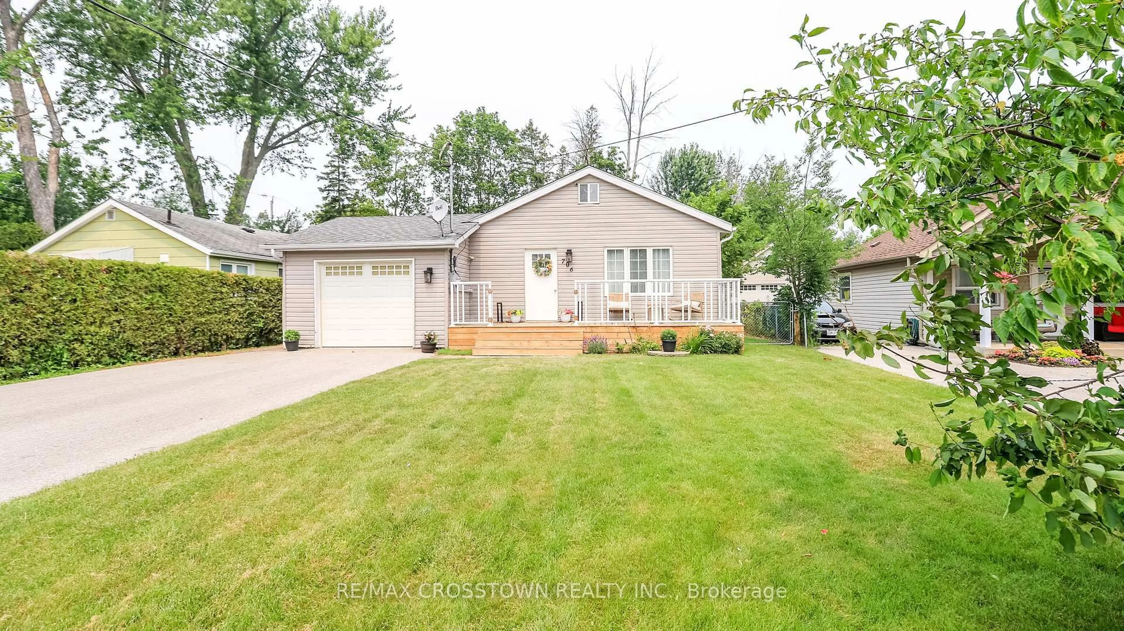 Home with vinyl exterior material, street for 706 Reid St, Innisfil Ontario L9S 2E9