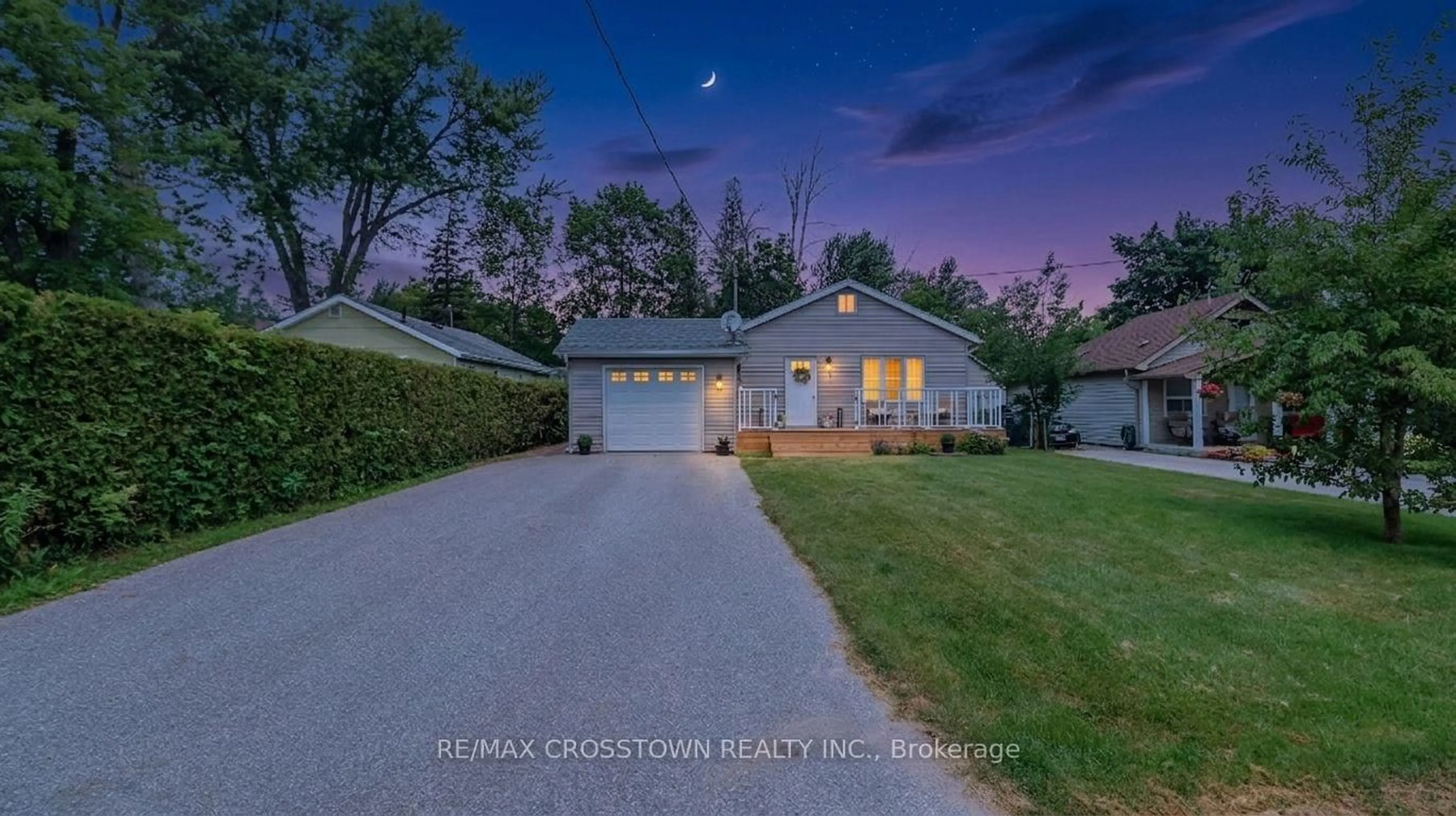A pic from outside/outdoor area/front of a property/back of a property/a pic from drone, street for 706 Reid St, Innisfil Ontario L9S 2E9