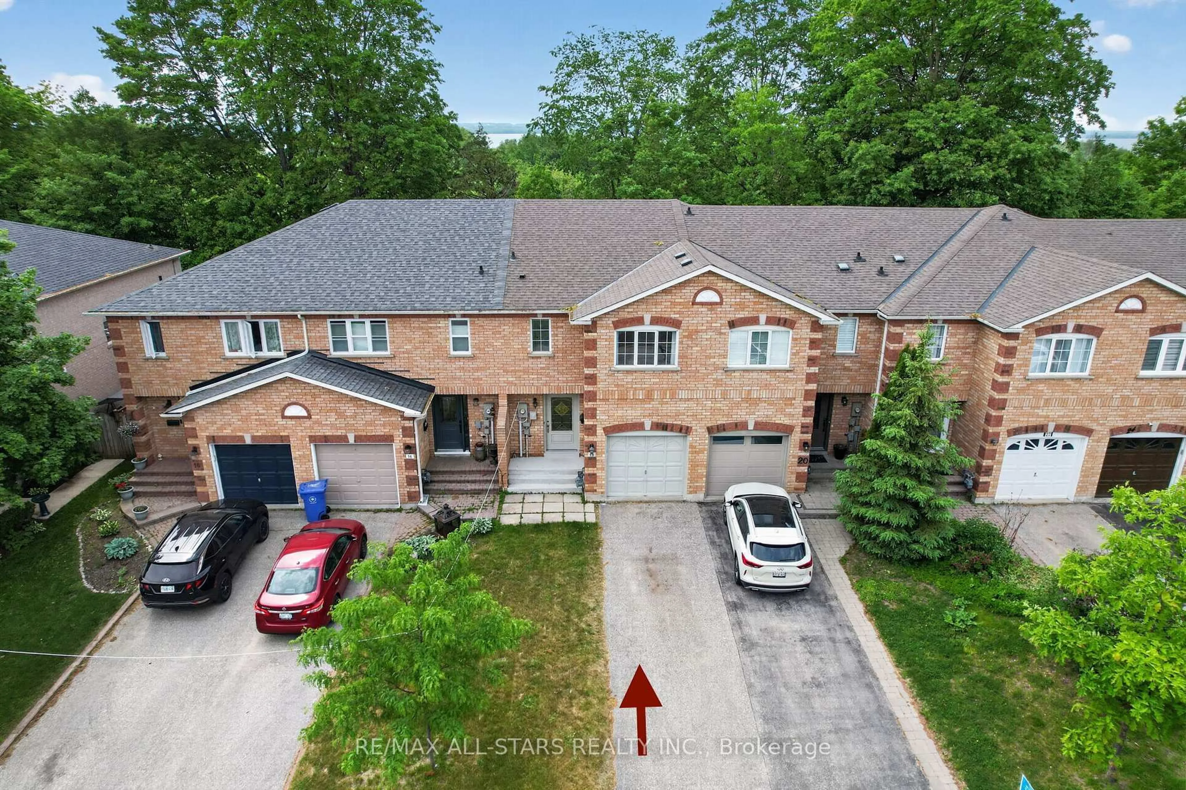 A pic from outside/outdoor area/front of a property/back of a property/a pic from drone, street for 18 Lancaster Crt, Georgina Ontario L4P 4A1