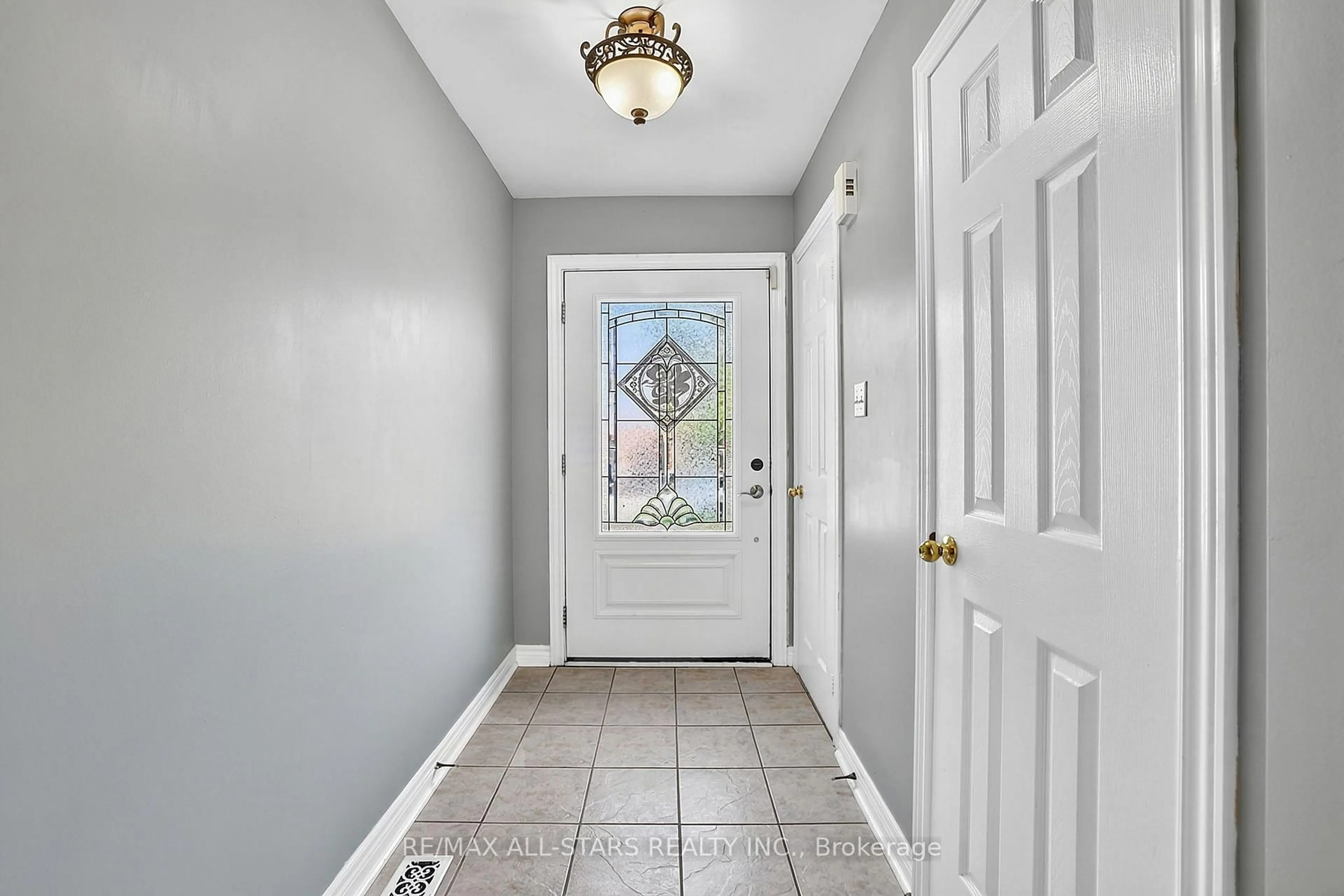 Indoor entryway for 18 Lancaster Crt, Georgina Ontario L4P 4A1