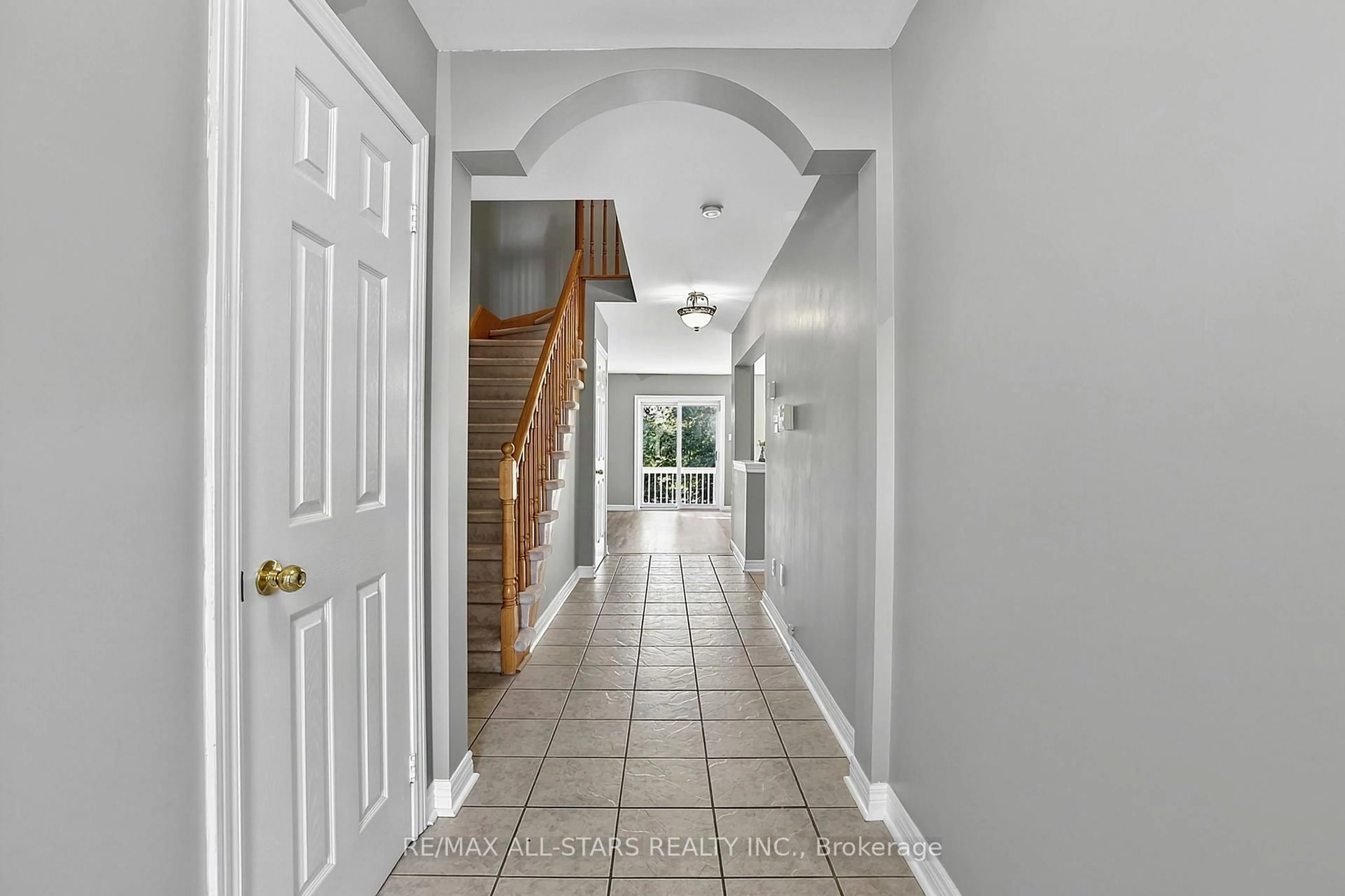 Indoor entryway for 18 Lancaster Crt, Georgina Ontario L4P 4A1