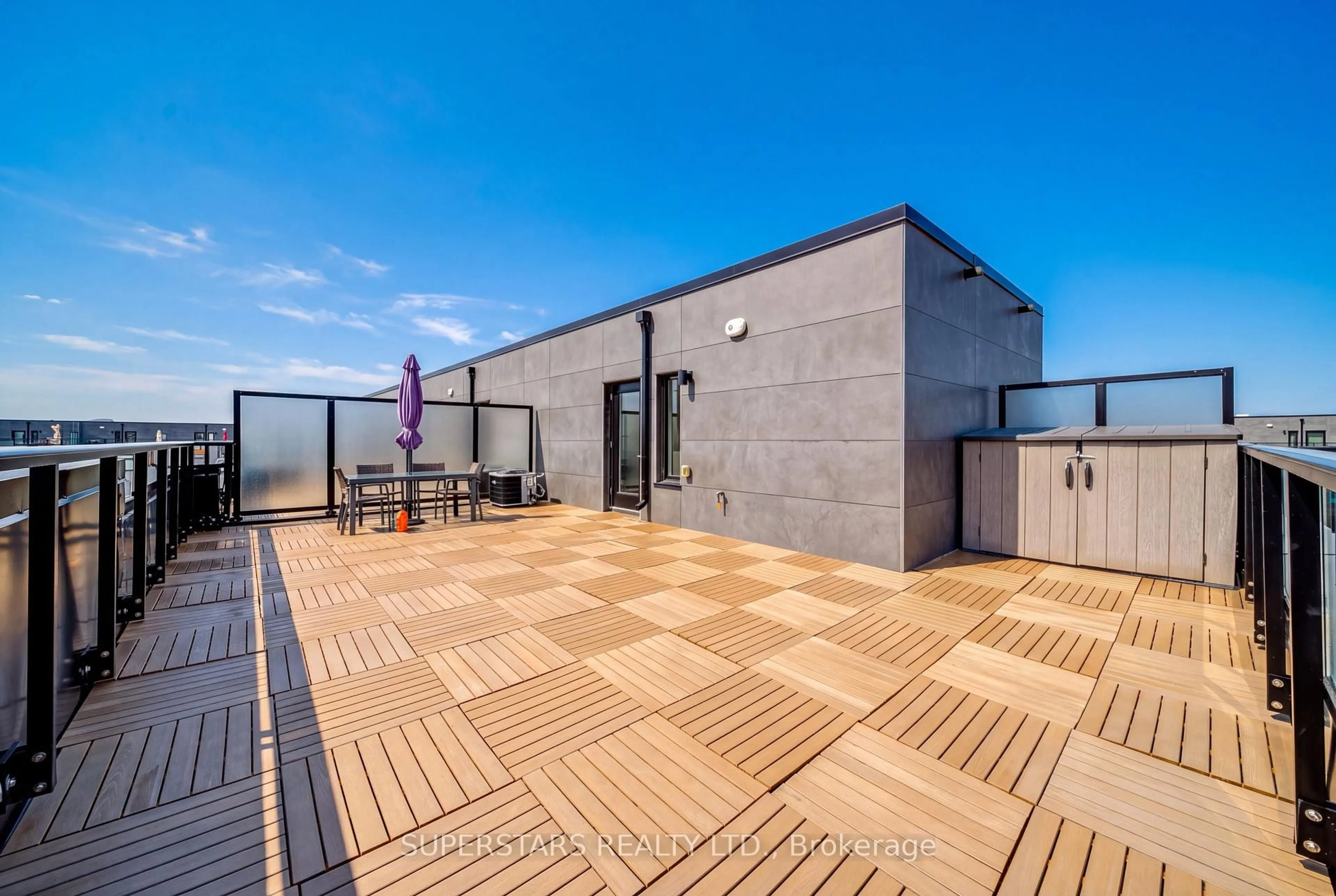 A pic from outside/outdoor area/front of a property/back of a property/a pic from drone, unknown for 14 David Eyer Rd #1019, Richmond Hill Ontario L4S 0N4