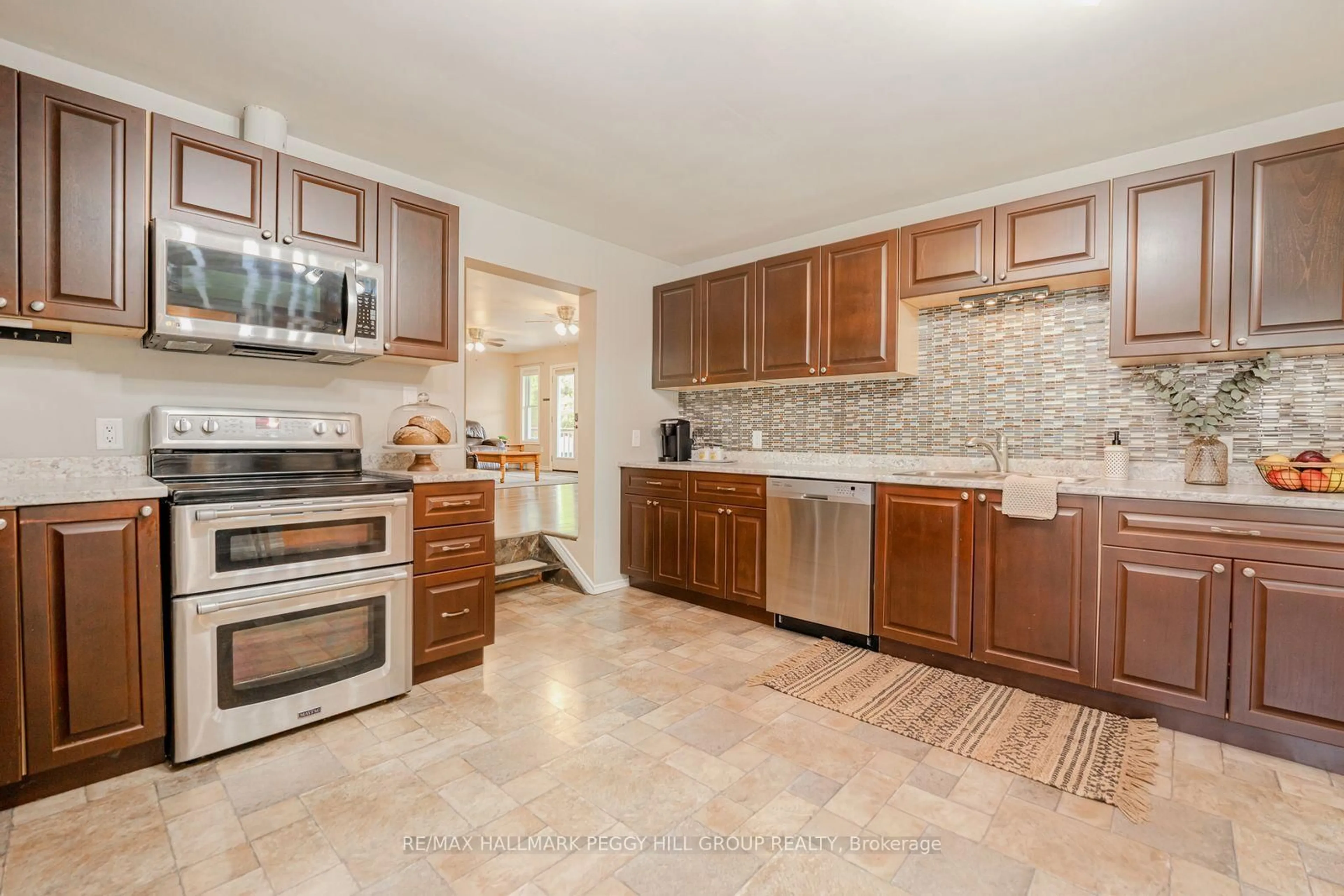 Open concept kitchen, ceramic/tile floor for 8747 10th Line, Essa Ontario L4M 4S4
