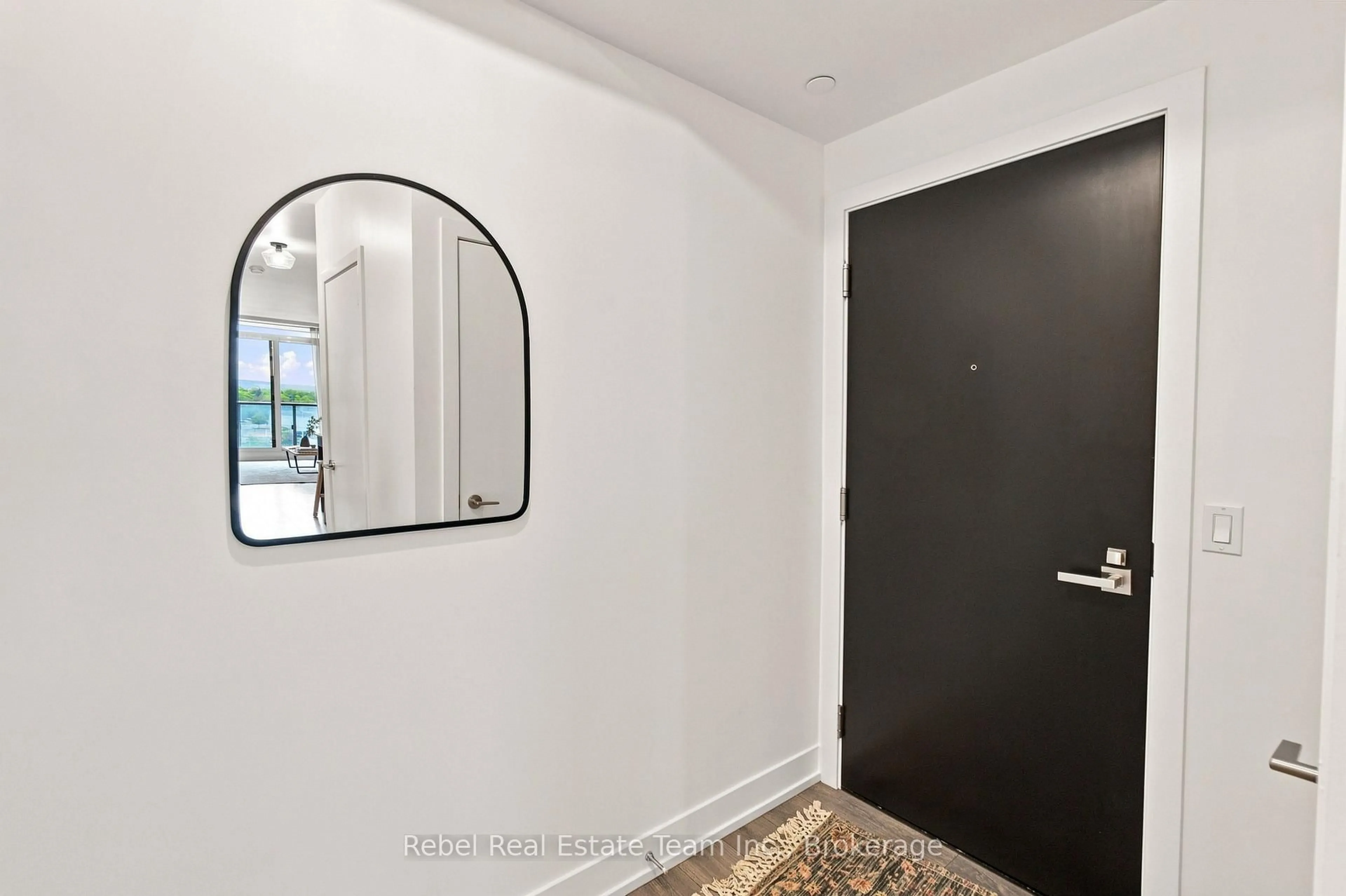 Indoor entryway for 9471 Yonge St #635, Richmond Hill Ontario L4C 0Z5
