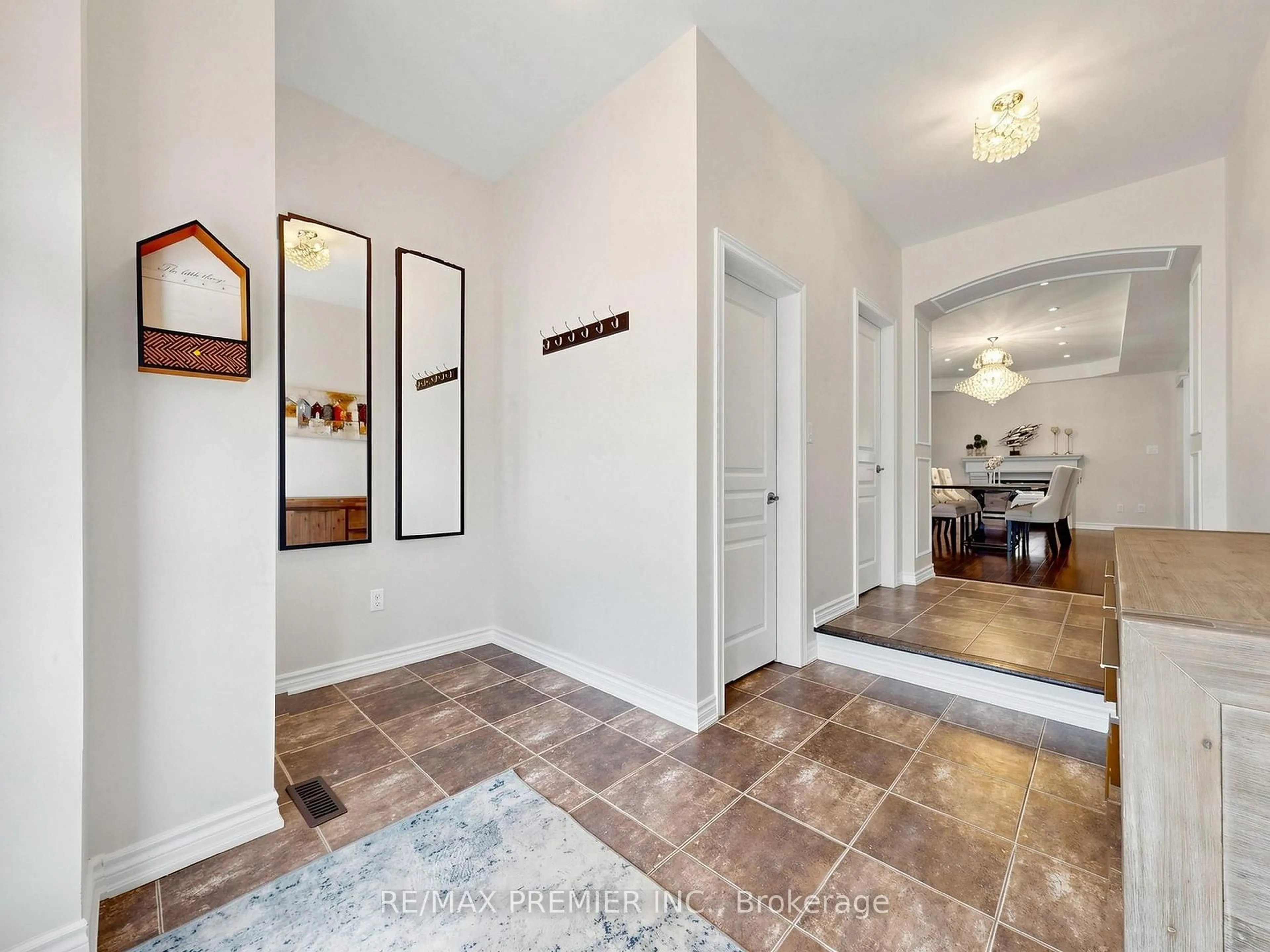 Indoor entryway for 50 Ascalon Dr, Vaughan Ontario L6A 0M5