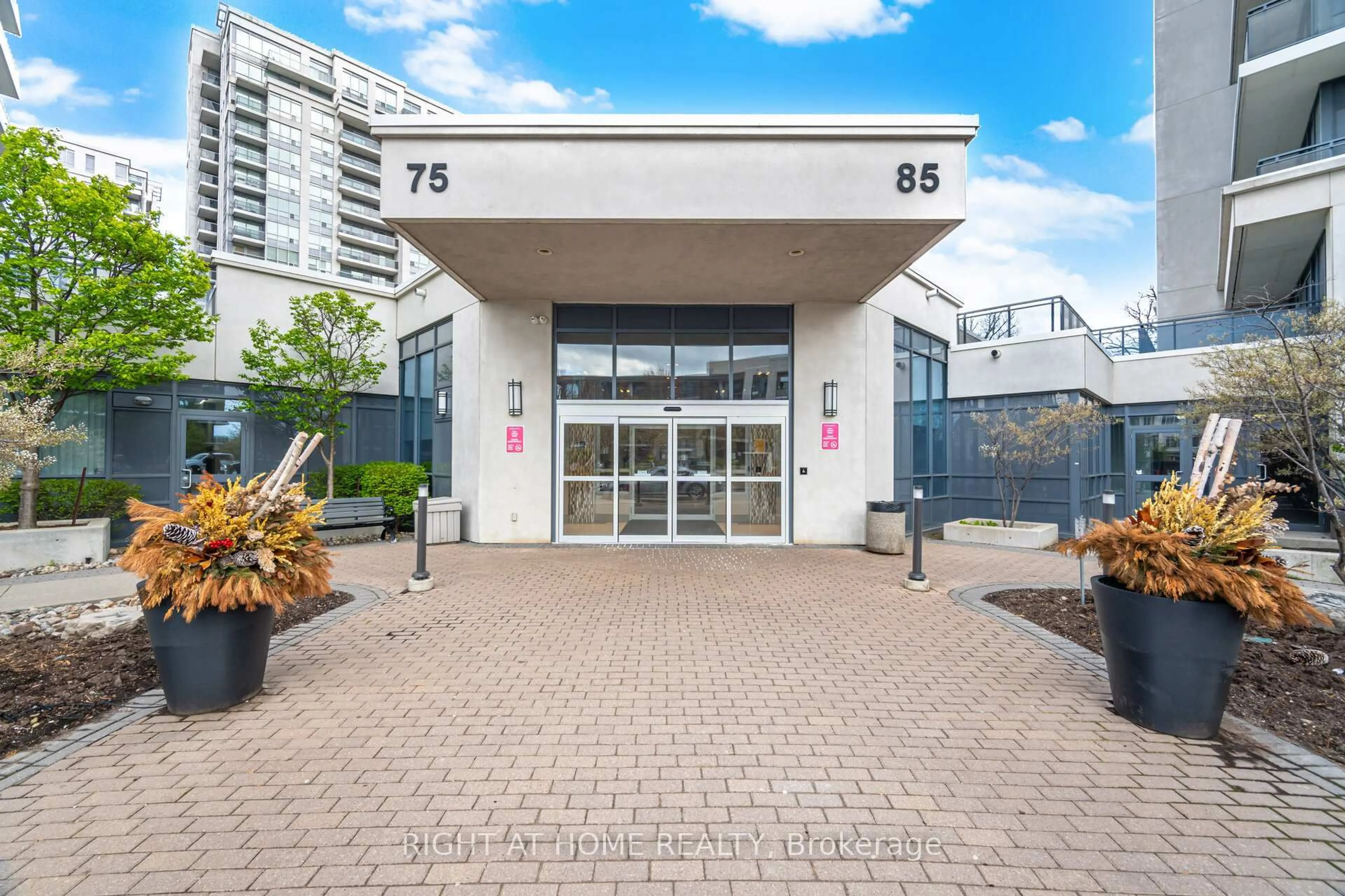Indoor foyer for 85 North Park Rd #612, Vaughan Ontario L4J 0H9