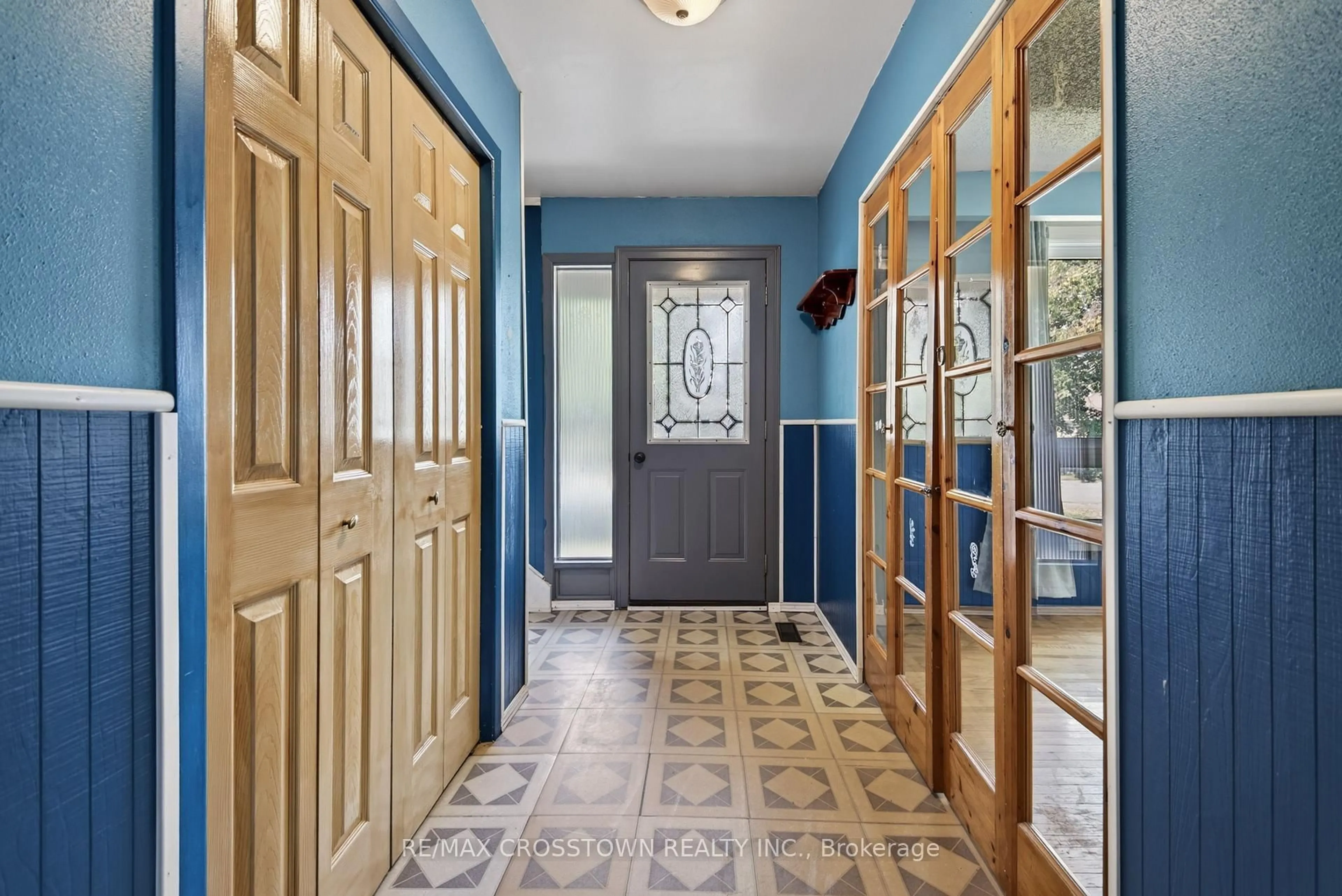 Indoor foyer for 63 Adeline Ave, New Tecumseth Ontario L0G 1W0