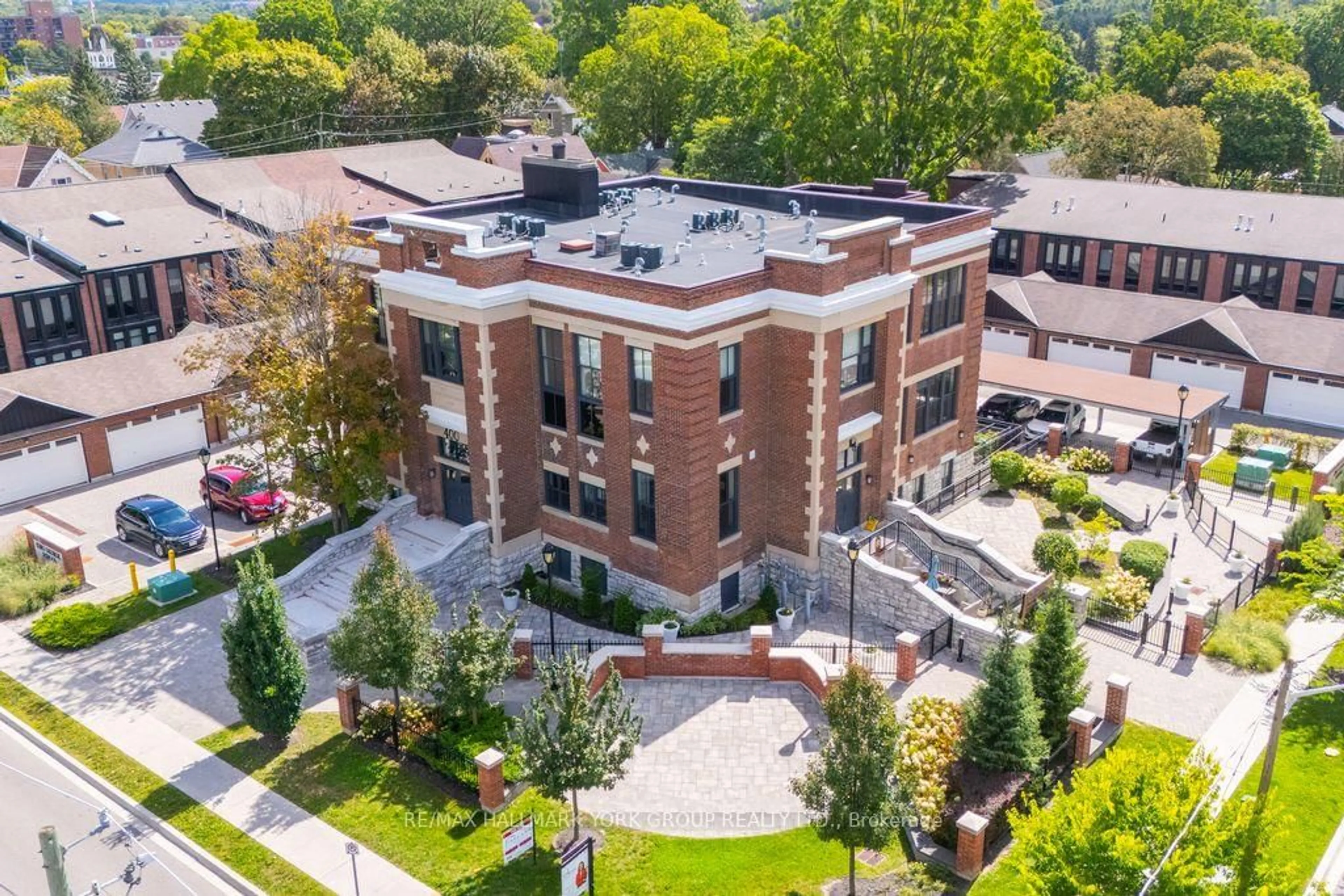 A pic from outside/outdoor area/front of a property/back of a property/a pic from drone, building for 400 Park Ave #203, Newmarket Ontario L3Y 1V8