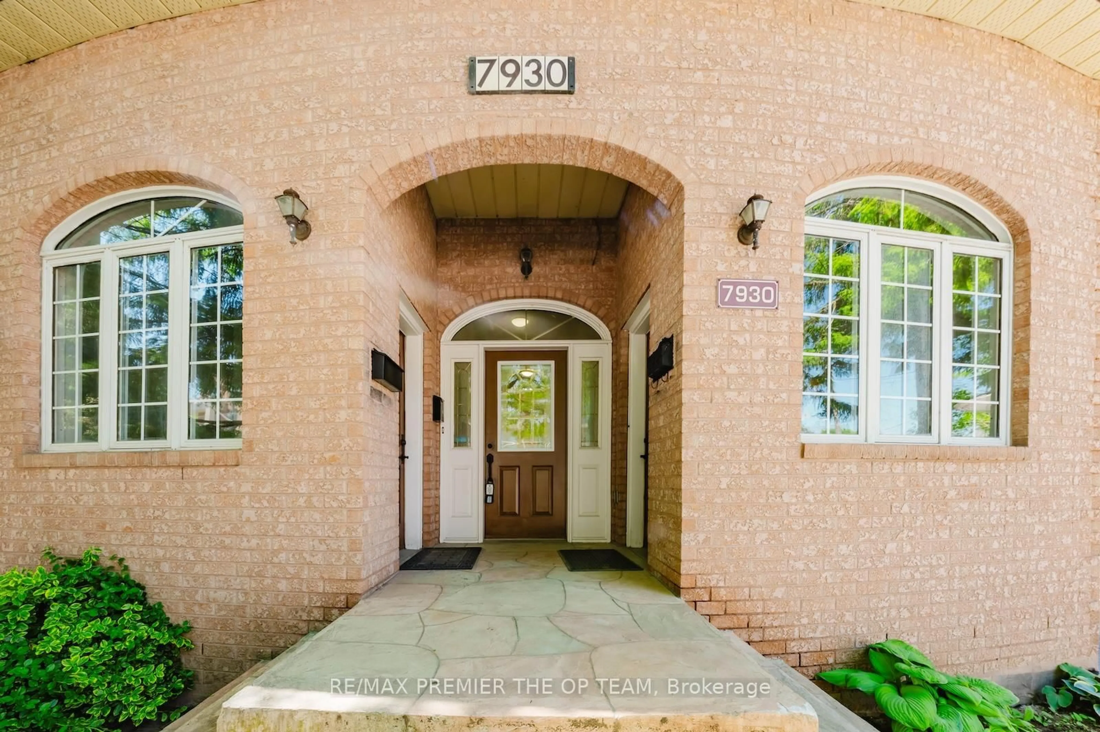 Indoor entryway for 7930 Kipling Ave, Vaughan Ontario L4L 1Z5
