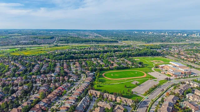 42 Alameda Circ, Vaughan 4