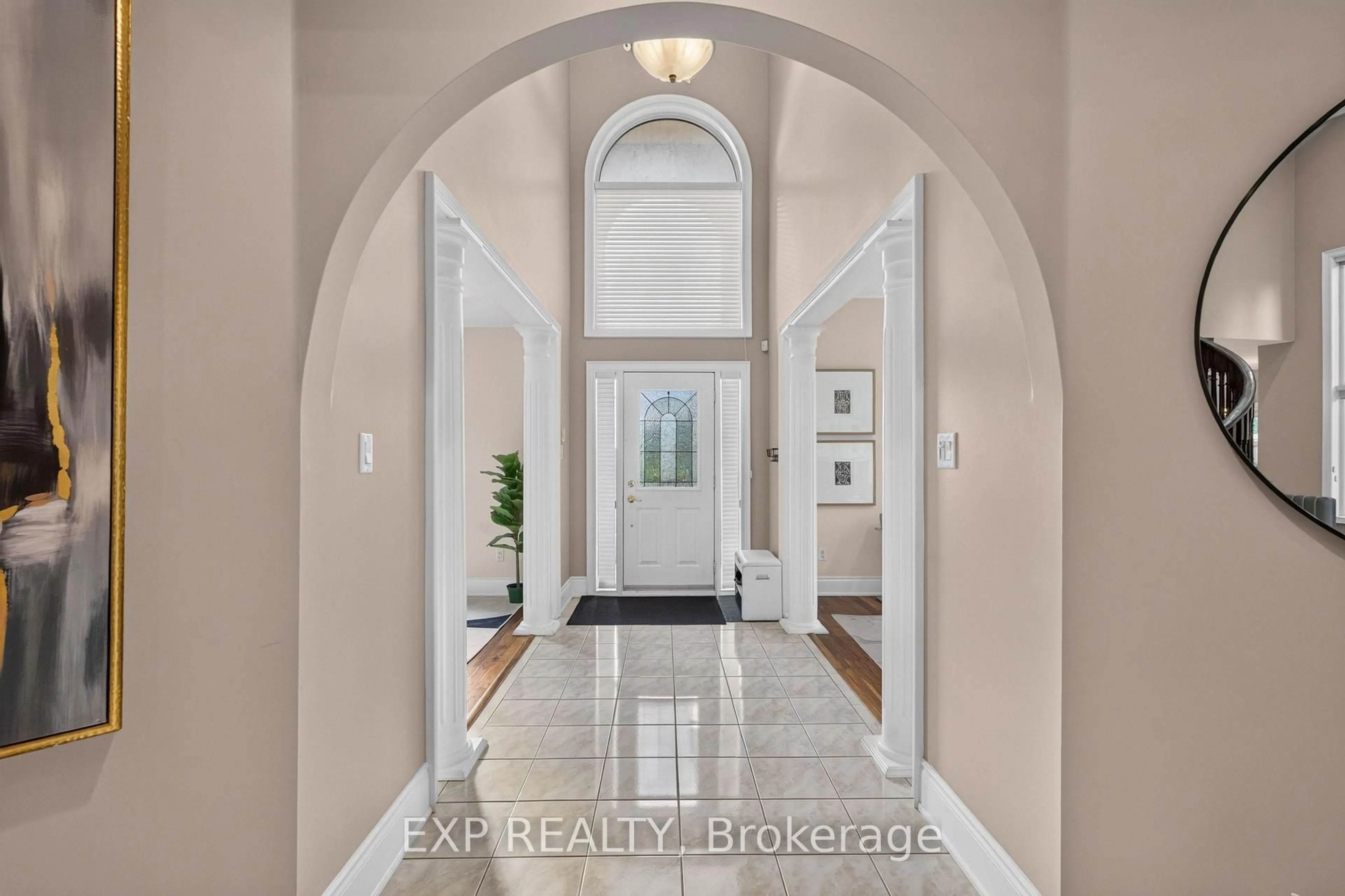 Indoor entryway for 735 Foxcroft Blvd, Newmarket Ontario L3X 1N1