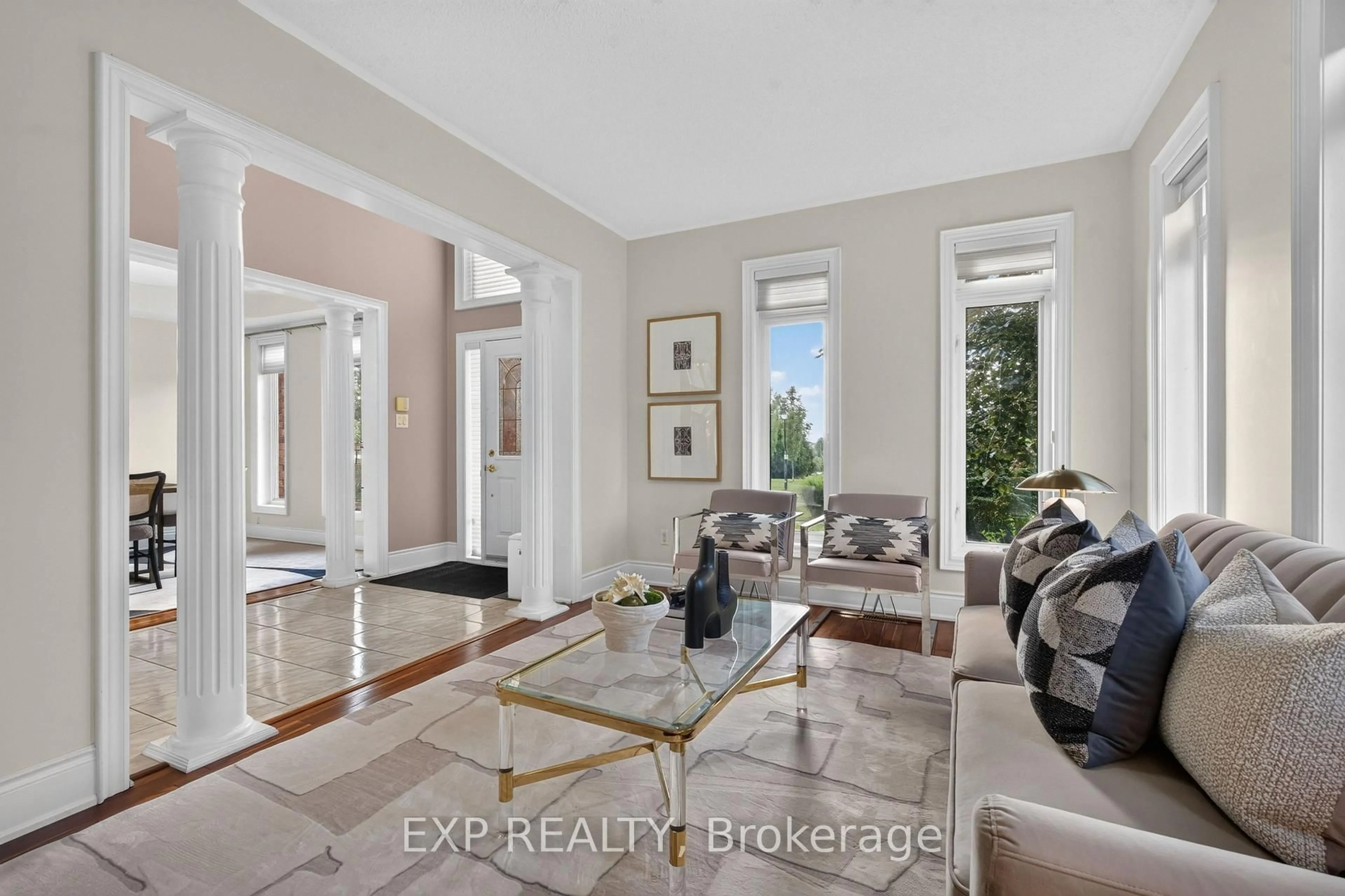 Indoor entryway for 735 Foxcroft Blvd, Newmarket Ontario L3X 1N1