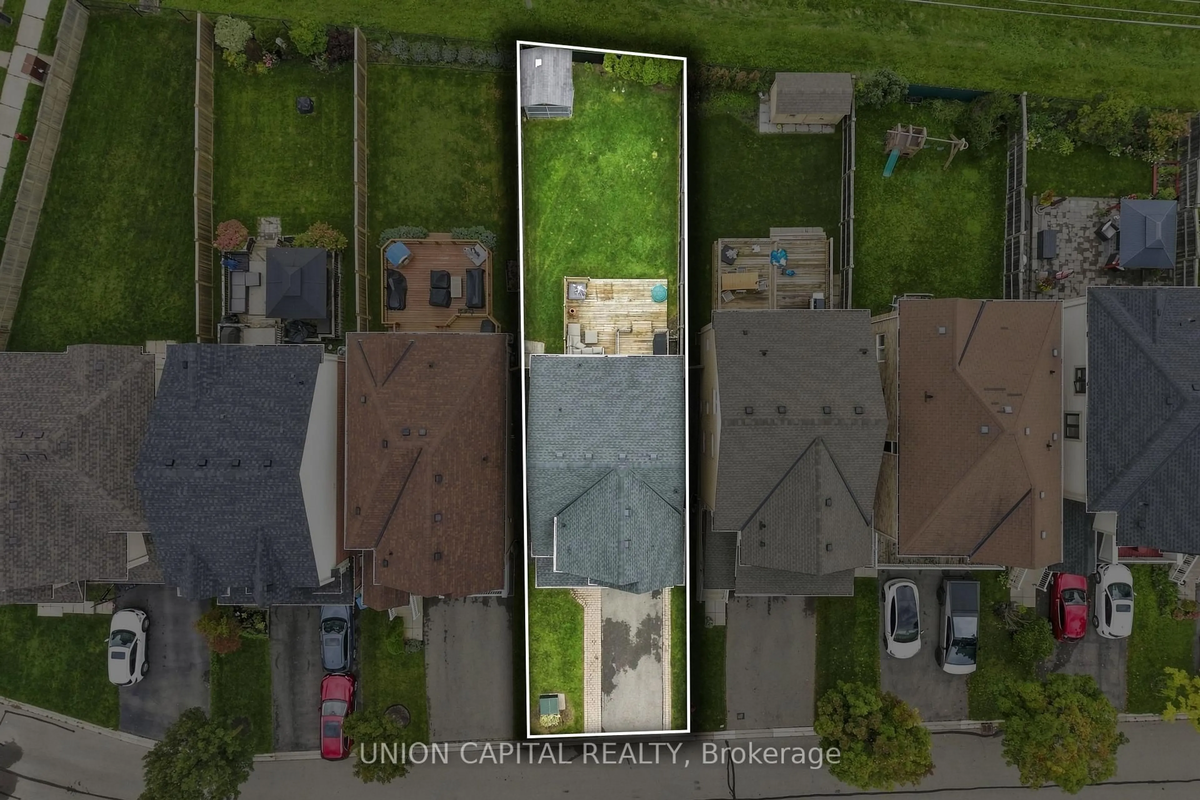 A pic from outside/outdoor area/front of a property/back of a property/a pic from drone, street for 26 Cliff Gunn Rd, Newmarket Ontario L3X 3J8