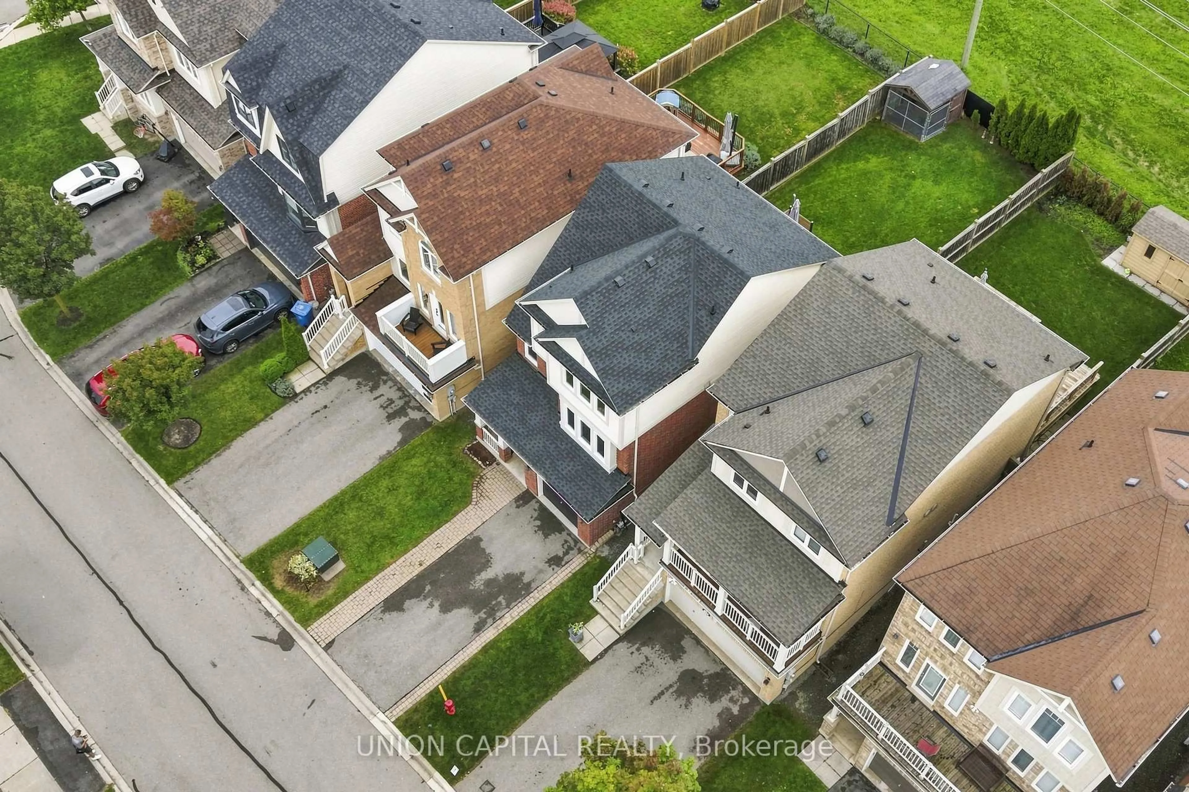A pic from outside/outdoor area/front of a property/back of a property/a pic from drone, city buildings view from balcony for 26 Cliff Gunn Rd, Newmarket Ontario L3X 3J8