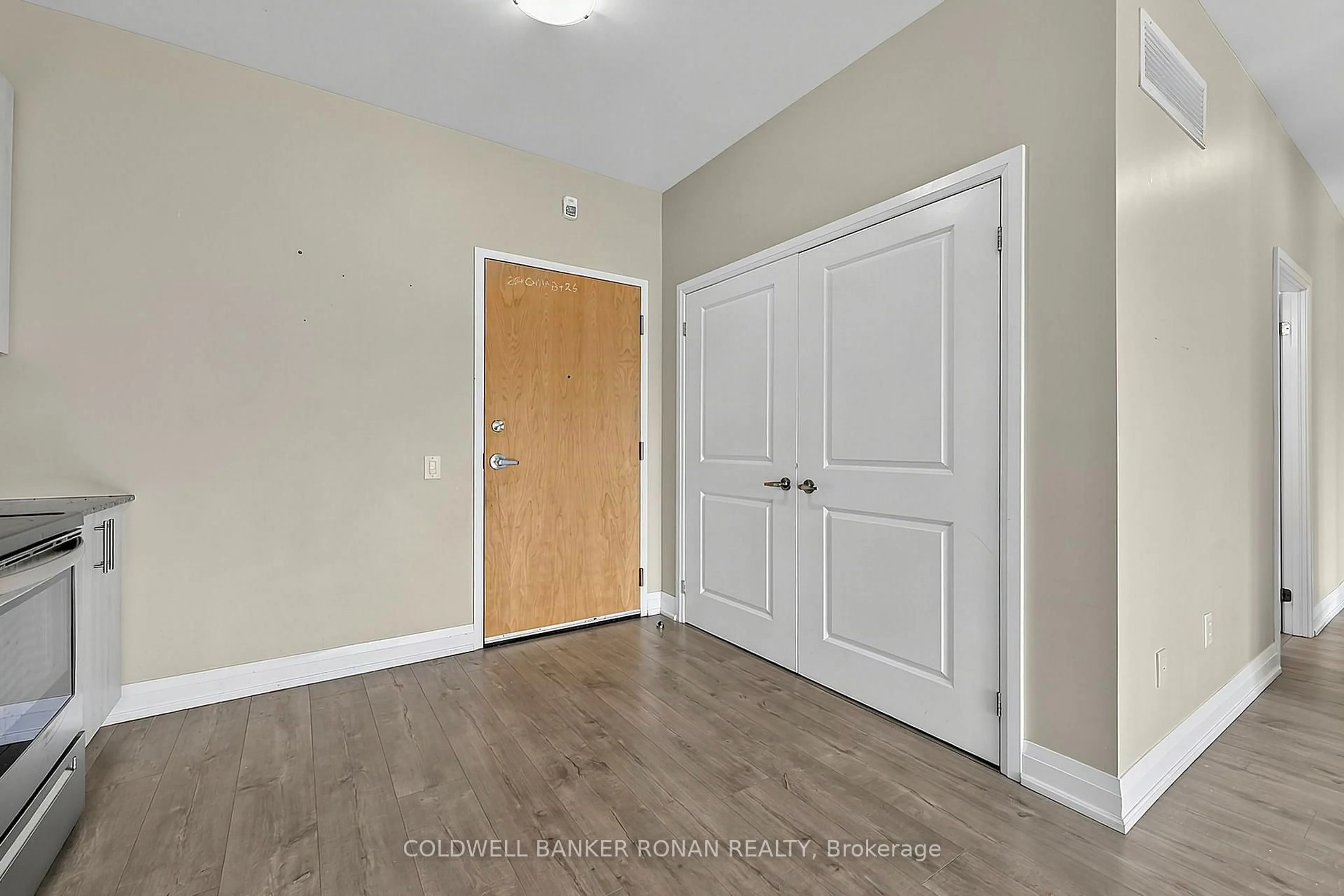 Indoor entryway for 64 Queen St #502, New Tecumseth Ontario L0G 1W0