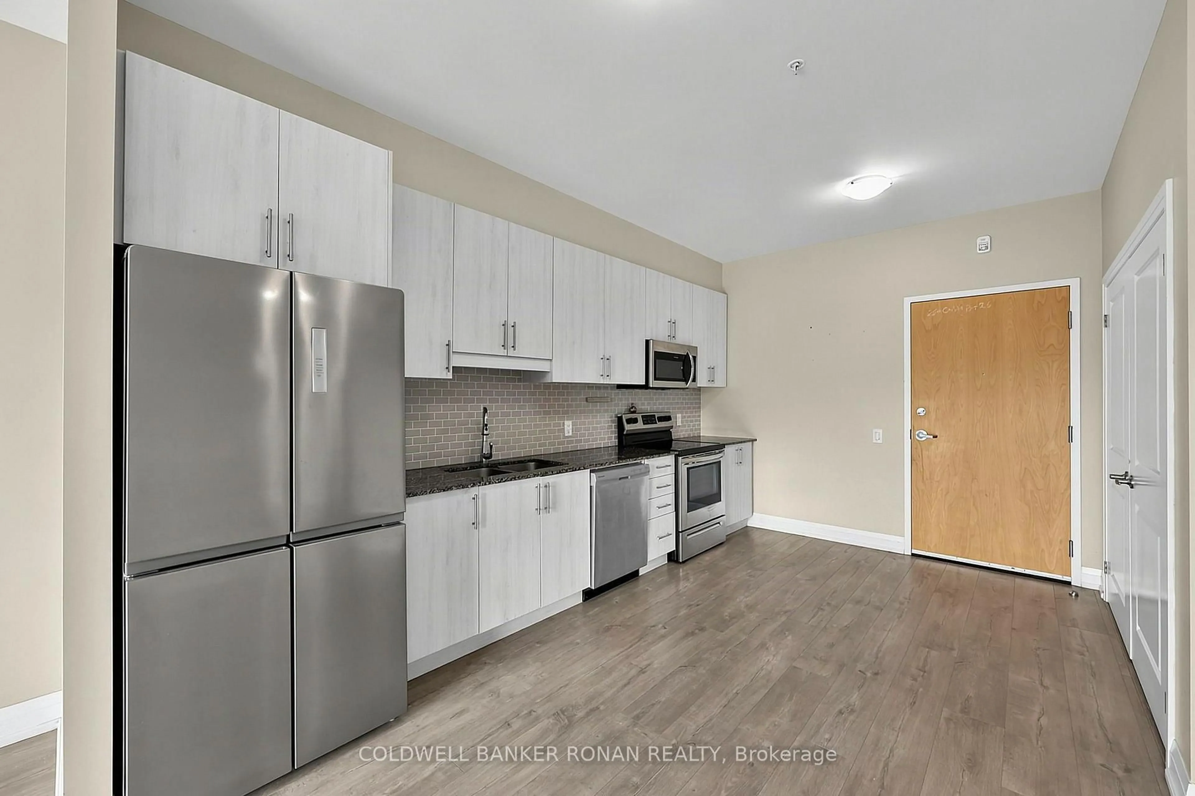 Standard kitchen, unknown for 64 Queen St #502, New Tecumseth Ontario L0G 1W0