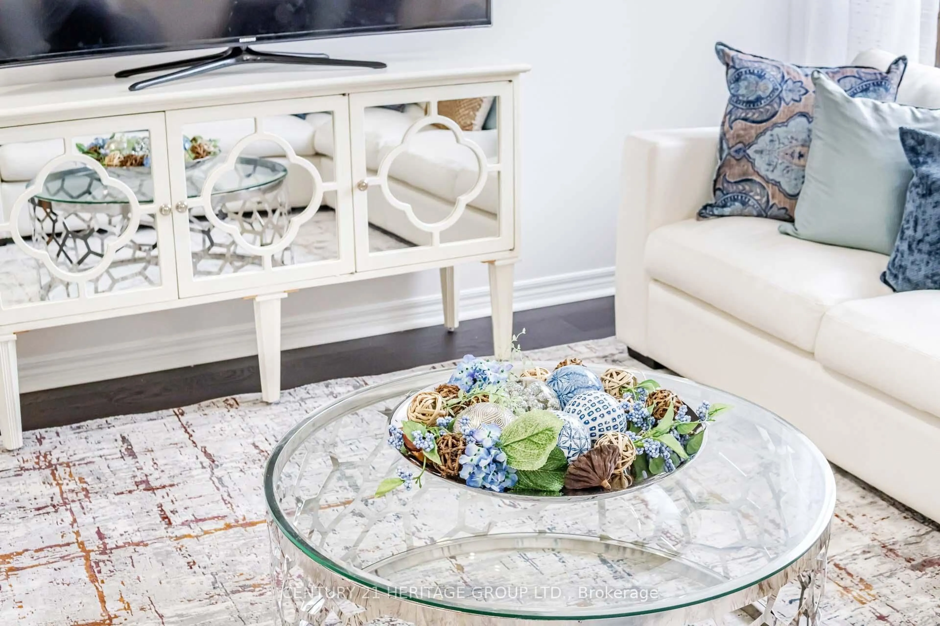Living room with furniture, carpet floor for 46 Snowy Meadow Ave, Richmond Hill Ontario L4E 3V4