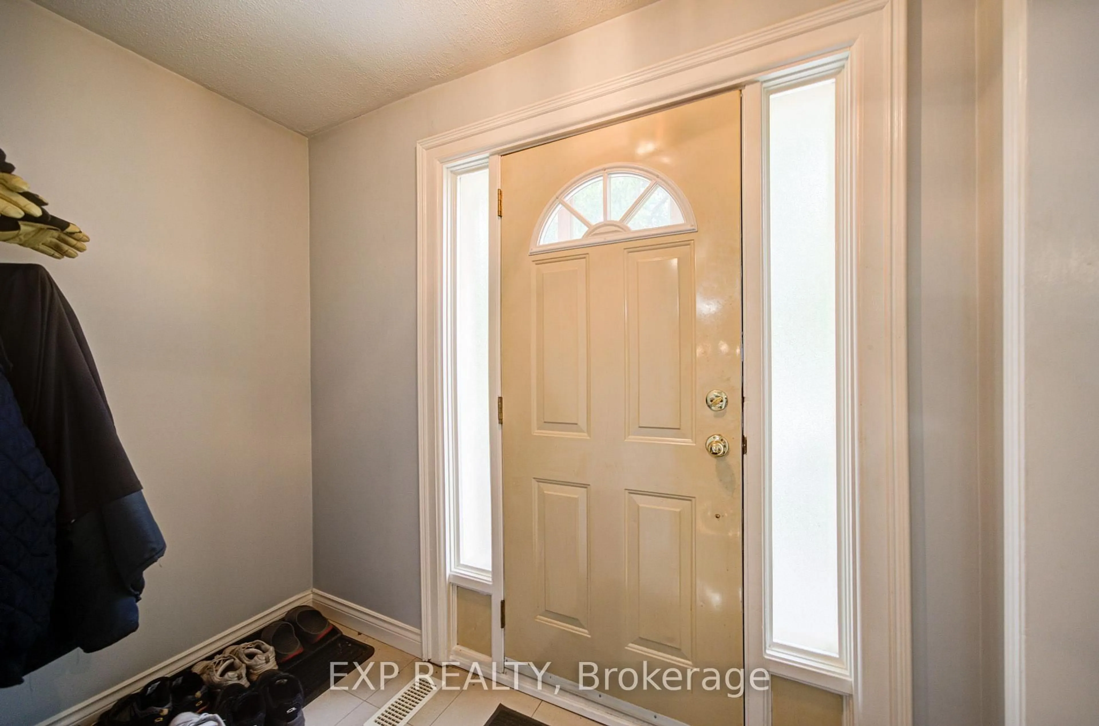 Indoor entryway for 608 Rupert Ave, Whitchurch-Stouffville Ontario L4A 1W1