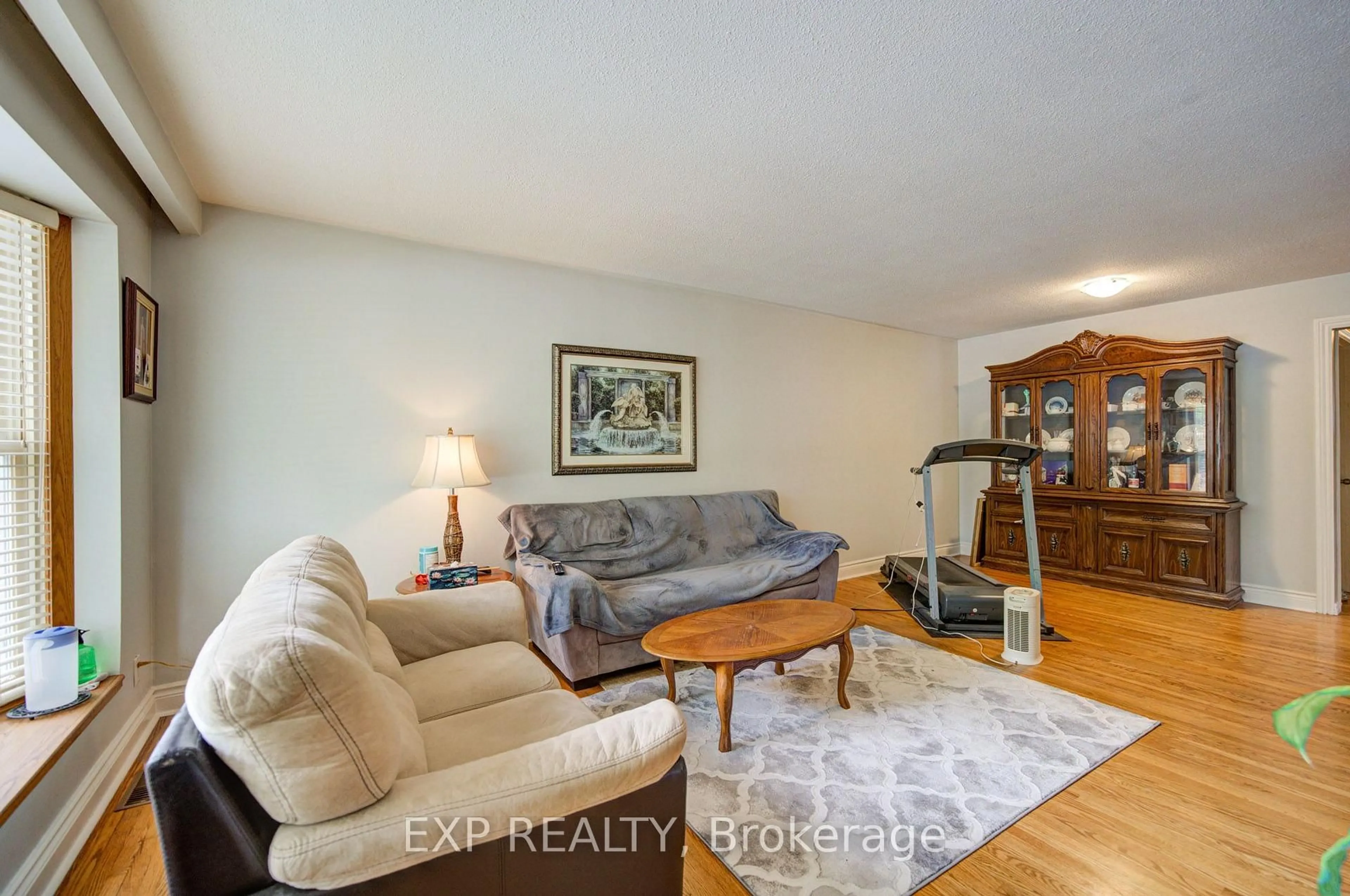 Living room with furniture, unknown for 608 Rupert Ave, Whitchurch-Stouffville Ontario L4A 1W1
