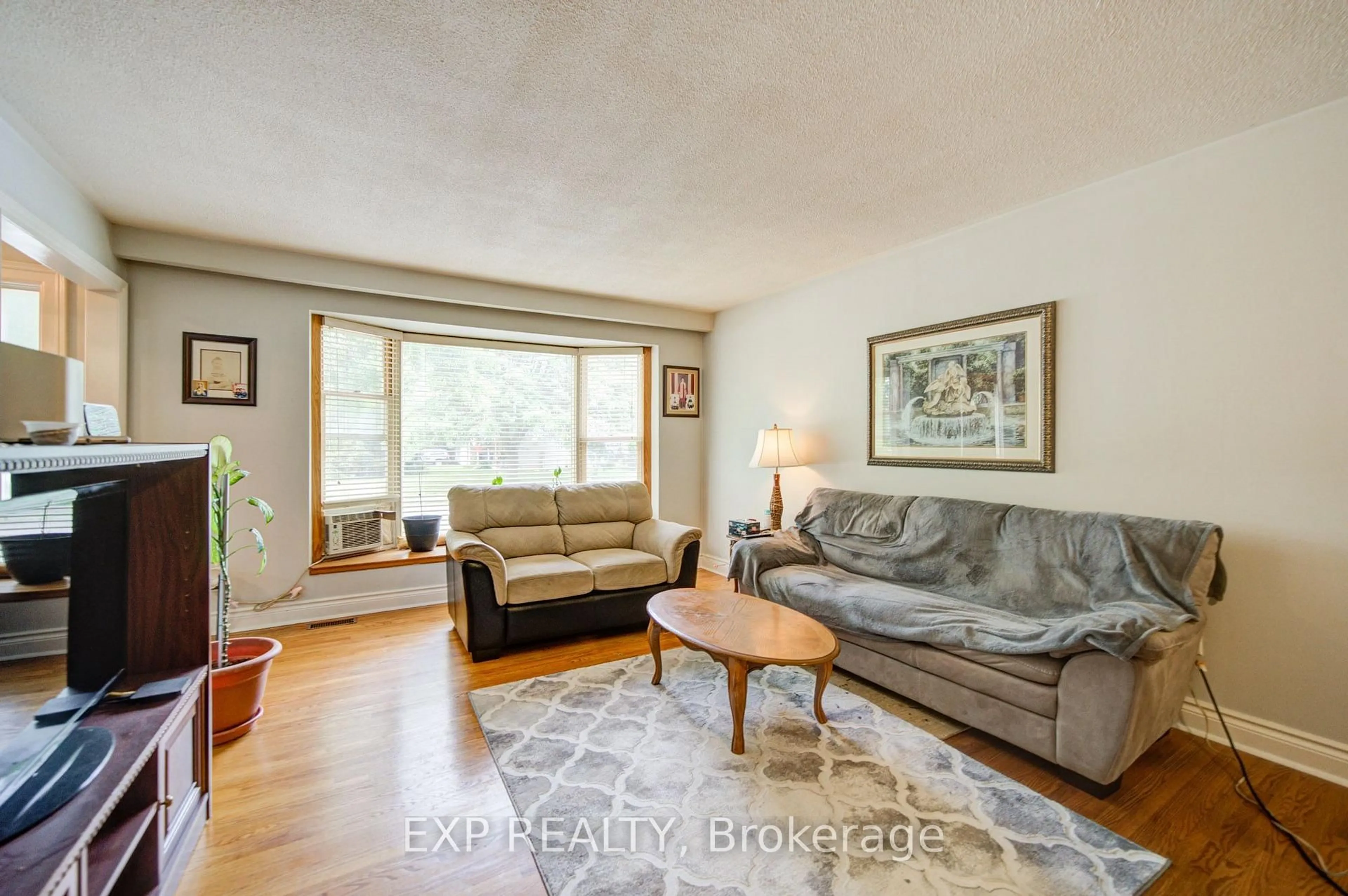 Living room with furniture, unknown for 608 Rupert Ave, Whitchurch-Stouffville Ontario L4A 1W1