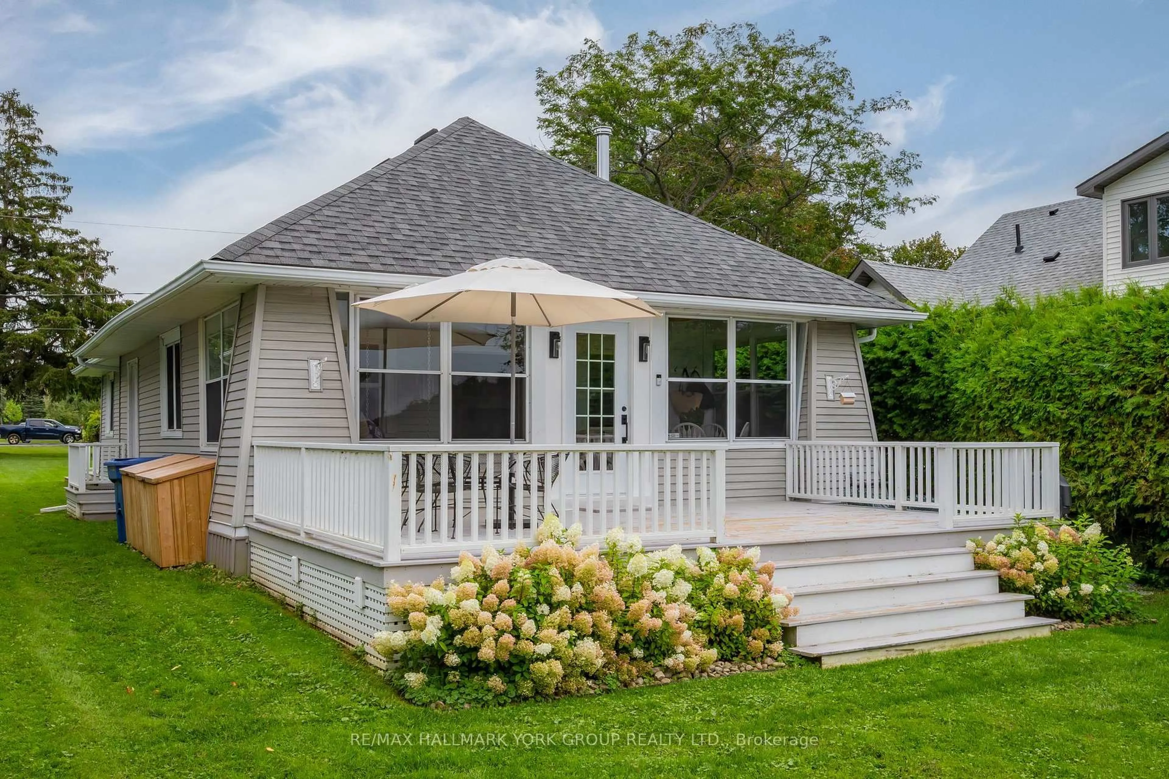 Home with vinyl exterior material, unknown for 913 Lake Dr, Georgina Ontario L4P 3E9