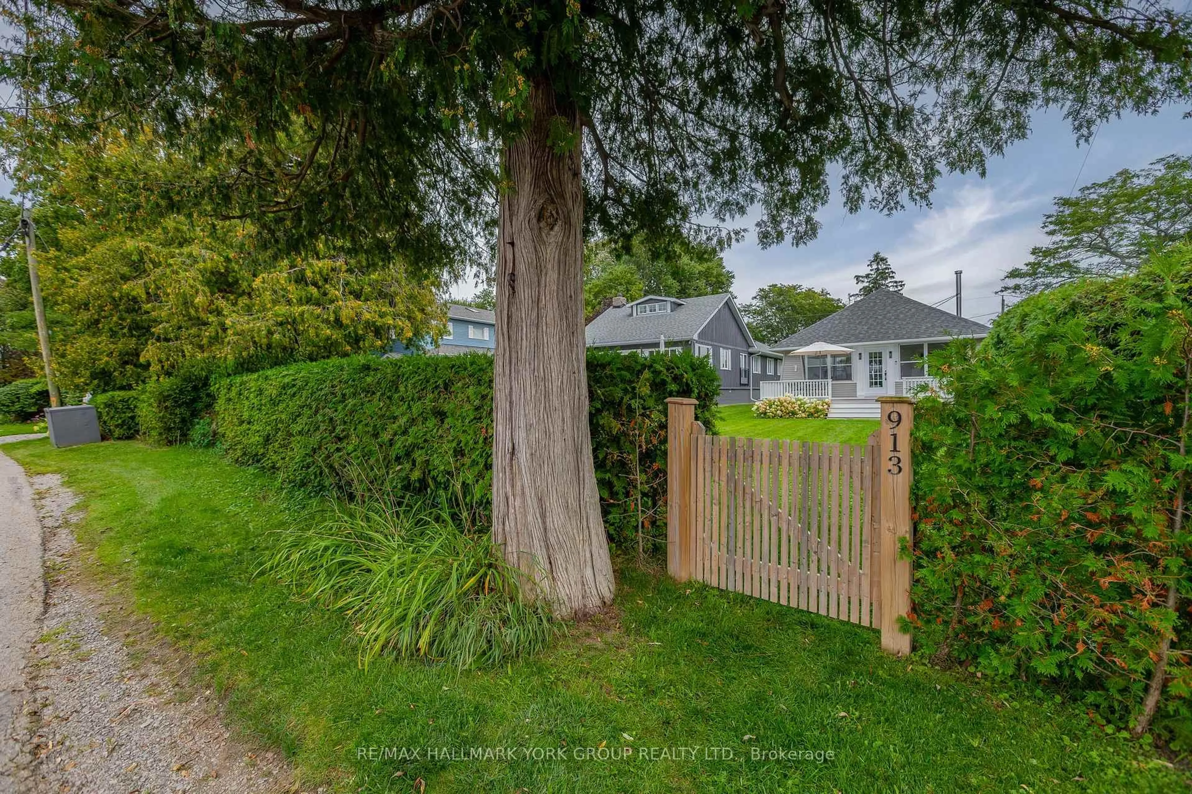 A pic from outside/outdoor area/front of a property/back of a property/a pic from drone, street for 913 Lake Dr, Georgina Ontario L4P 3E9