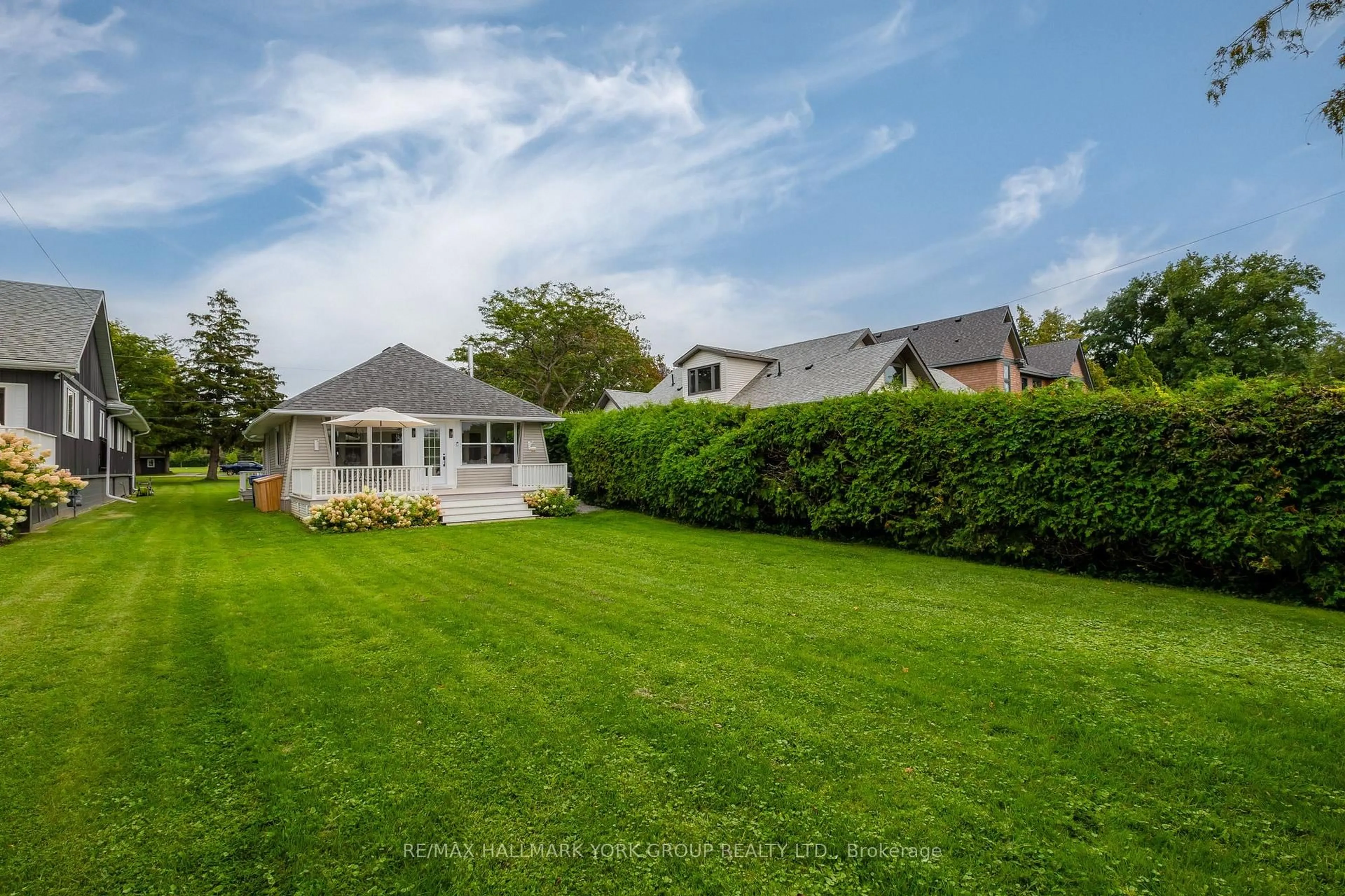 A pic from outside/outdoor area/front of a property/back of a property/a pic from drone, street for 913 Lake Dr, Georgina Ontario L4P 3E9