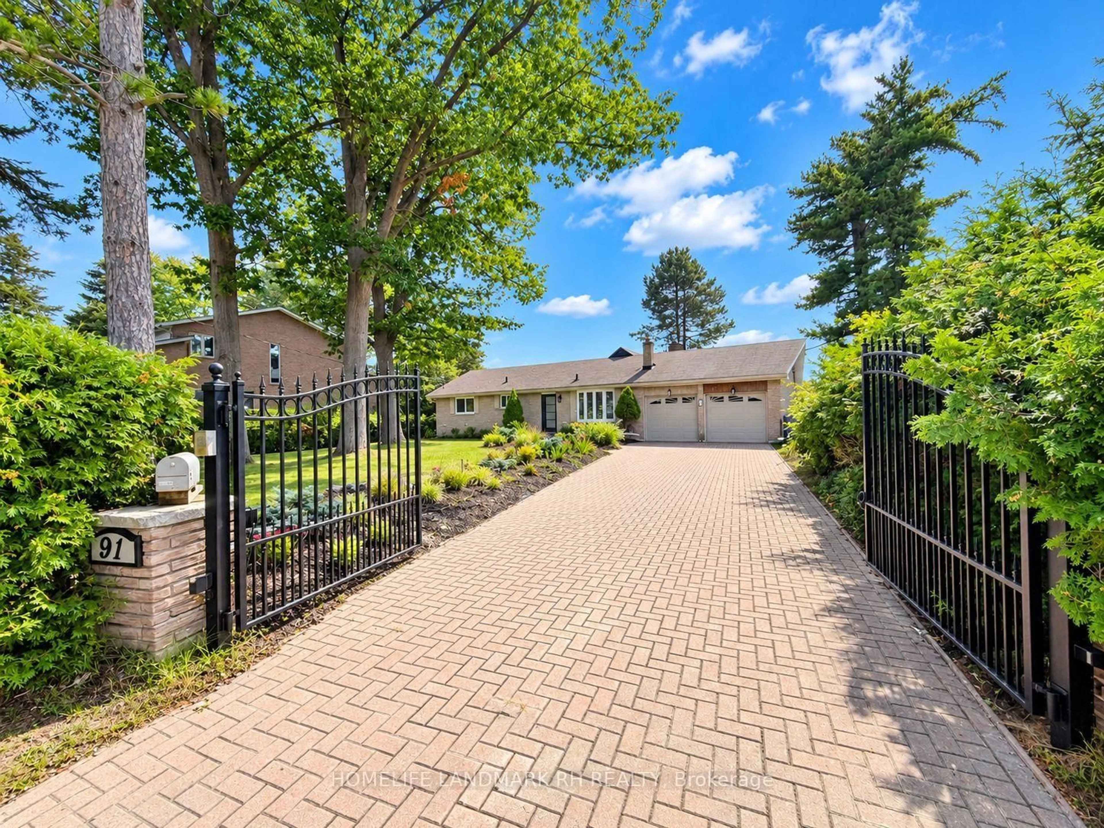 A pic from outside/outdoor area/front of a property/back of a property/a pic from drone, street for 91 Riveredge Dr, Georgina Ontario L4P 2P2