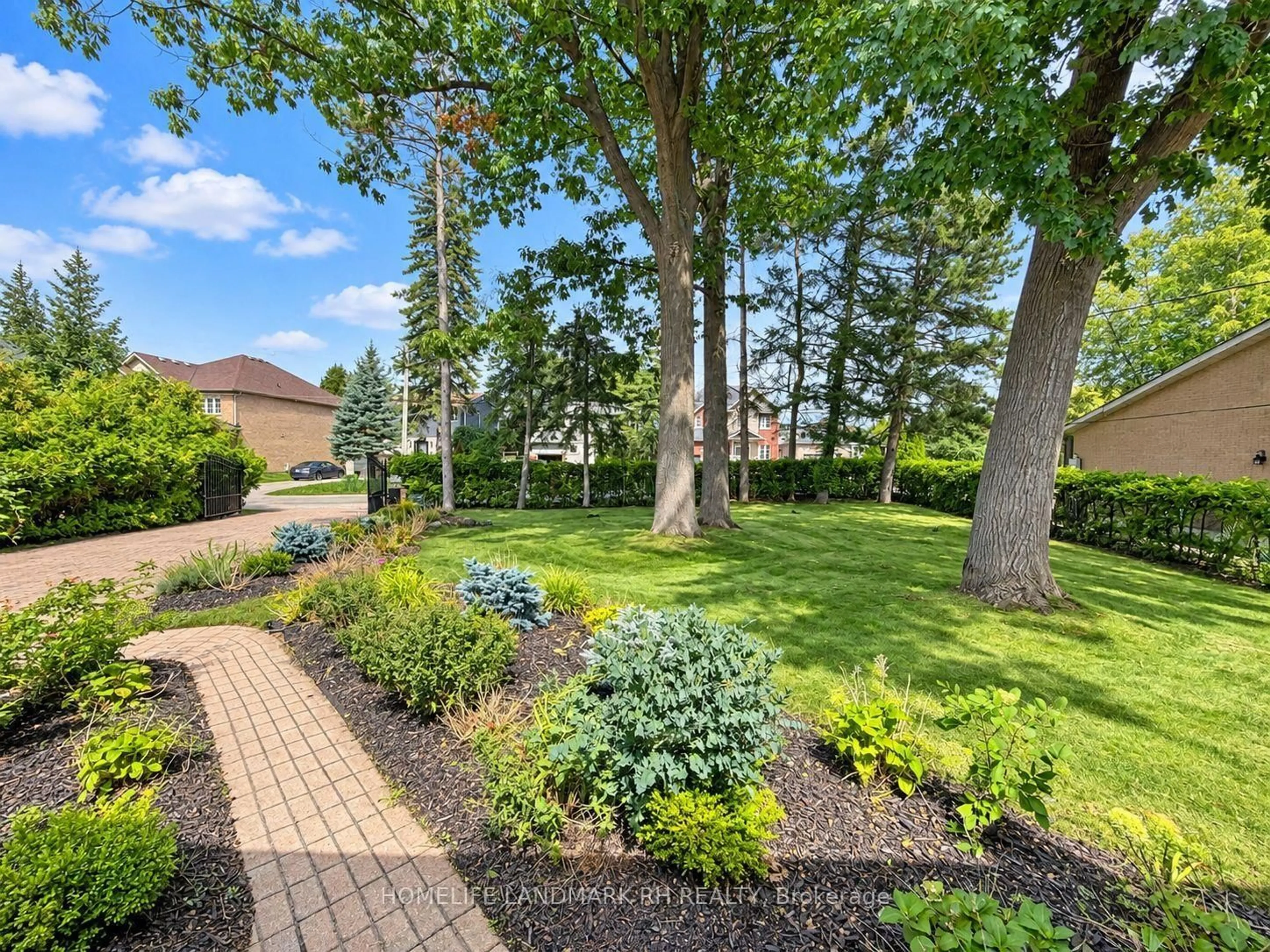 Patio, street for 91 Riveredge Dr, Georgina Ontario L4P 2P2