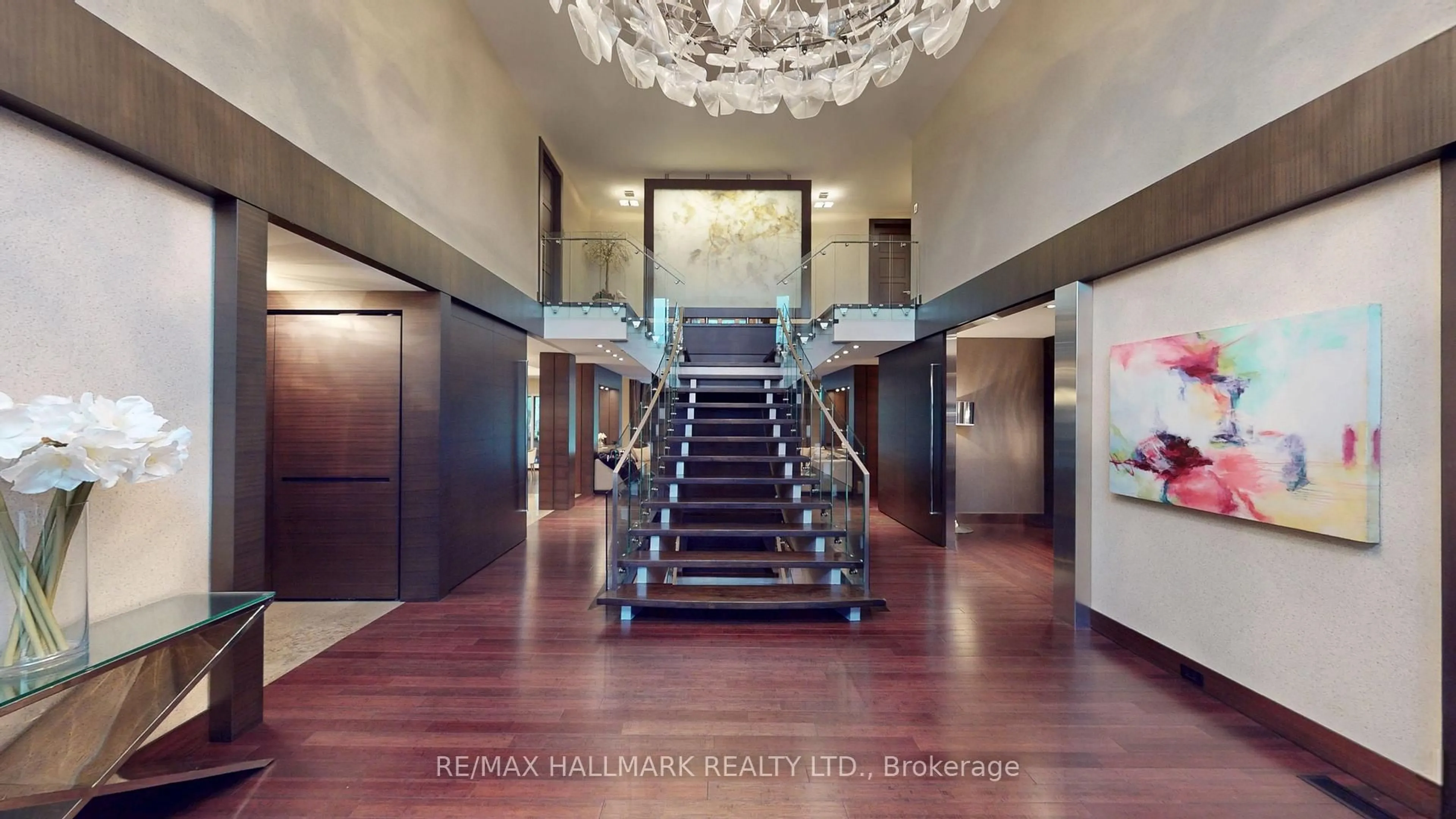 Indoor foyer for 101 Longview Cres, Vaughan Ontario L4H 1A9