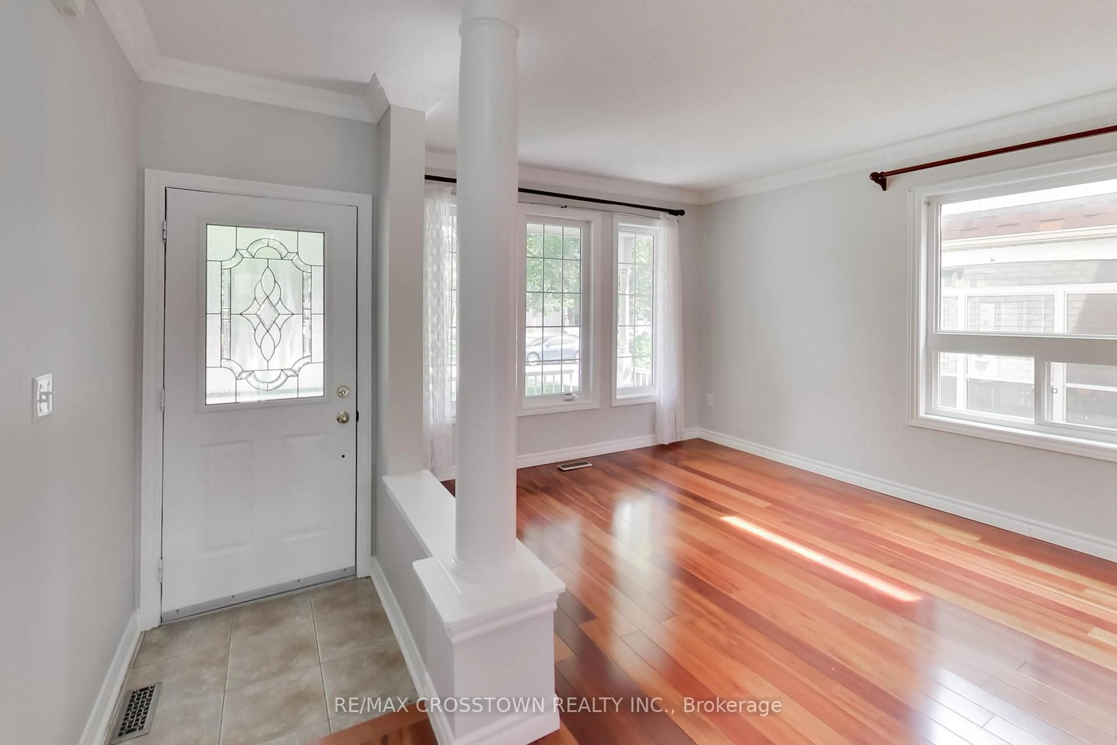 Indoor entryway for 50 Petermann St, Aurora Ontario L4G 7W9