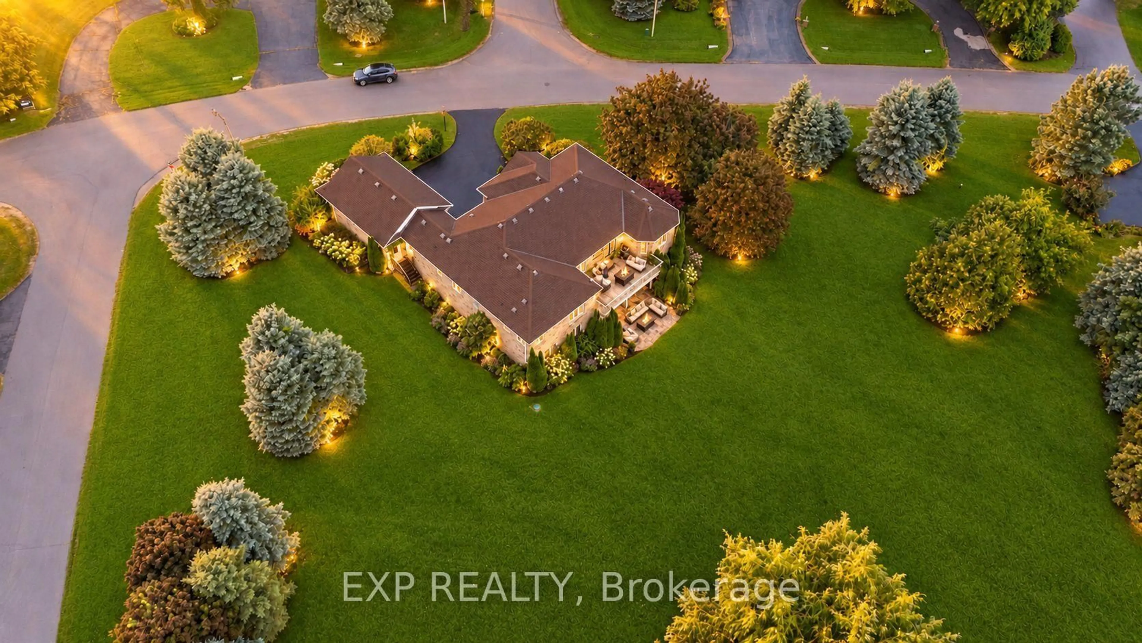 A pic from outside/outdoor area/front of a property/back of a property/a pic from drone, unknown for 16 Hill Top Tr, Whitchurch-Stouffville Ontario L4A 7X4